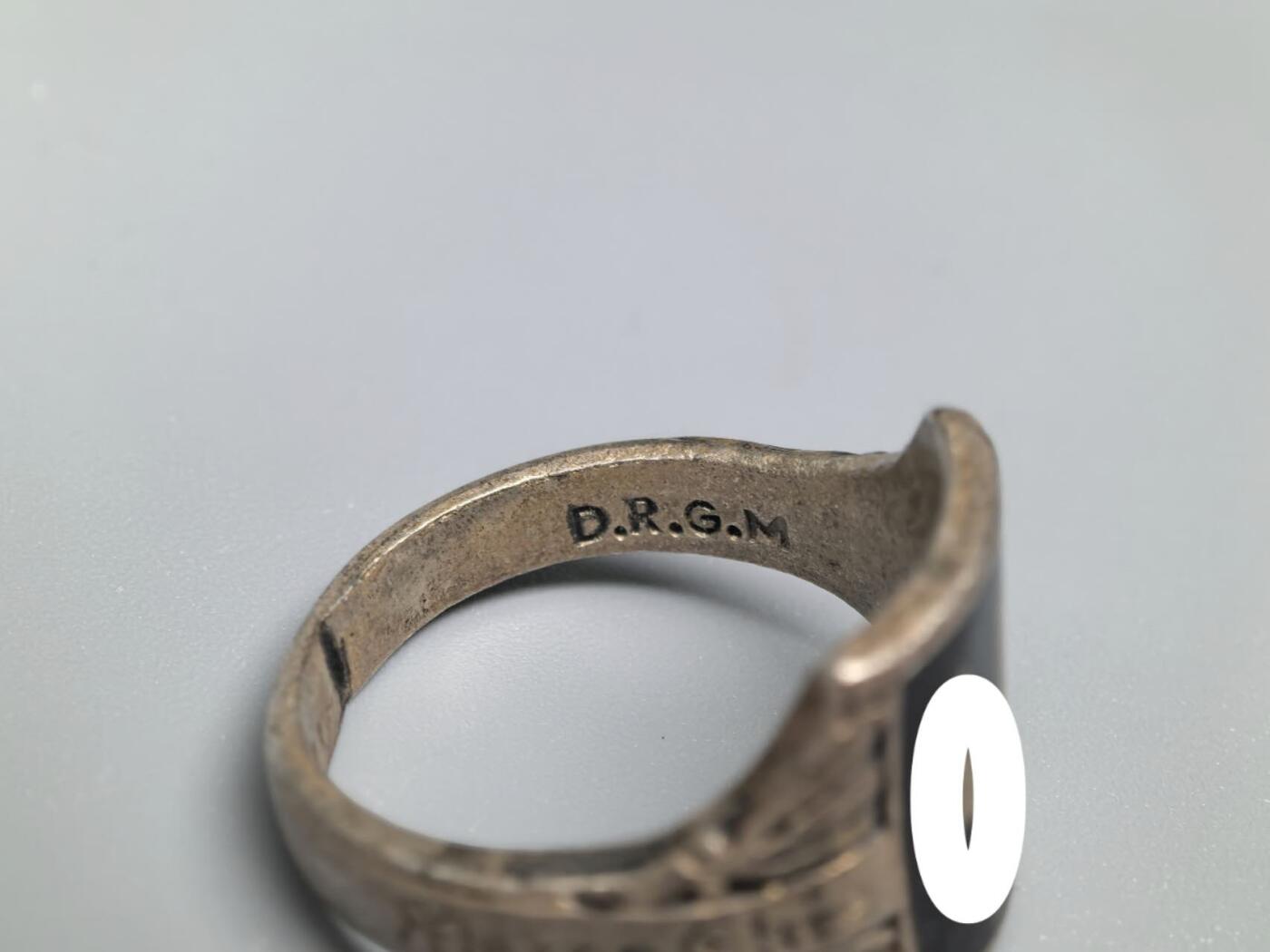 小驴勋章奖章收藏1月31日周六晚六点拍卖（珍爱和平，收藏战争，铭记历史，勿忘国耻，忠党爱国。有偿代拍，送拍规则在简介最后，参拍须阅读规则后再参拍，关系到运费包装发货时效真假辨别等关键信息，拍卖时不再发原图，看大图店主微信码在拍卖店铺介绍里） 现代工艺品SS戒指，港码23码，材质未知带珐琅