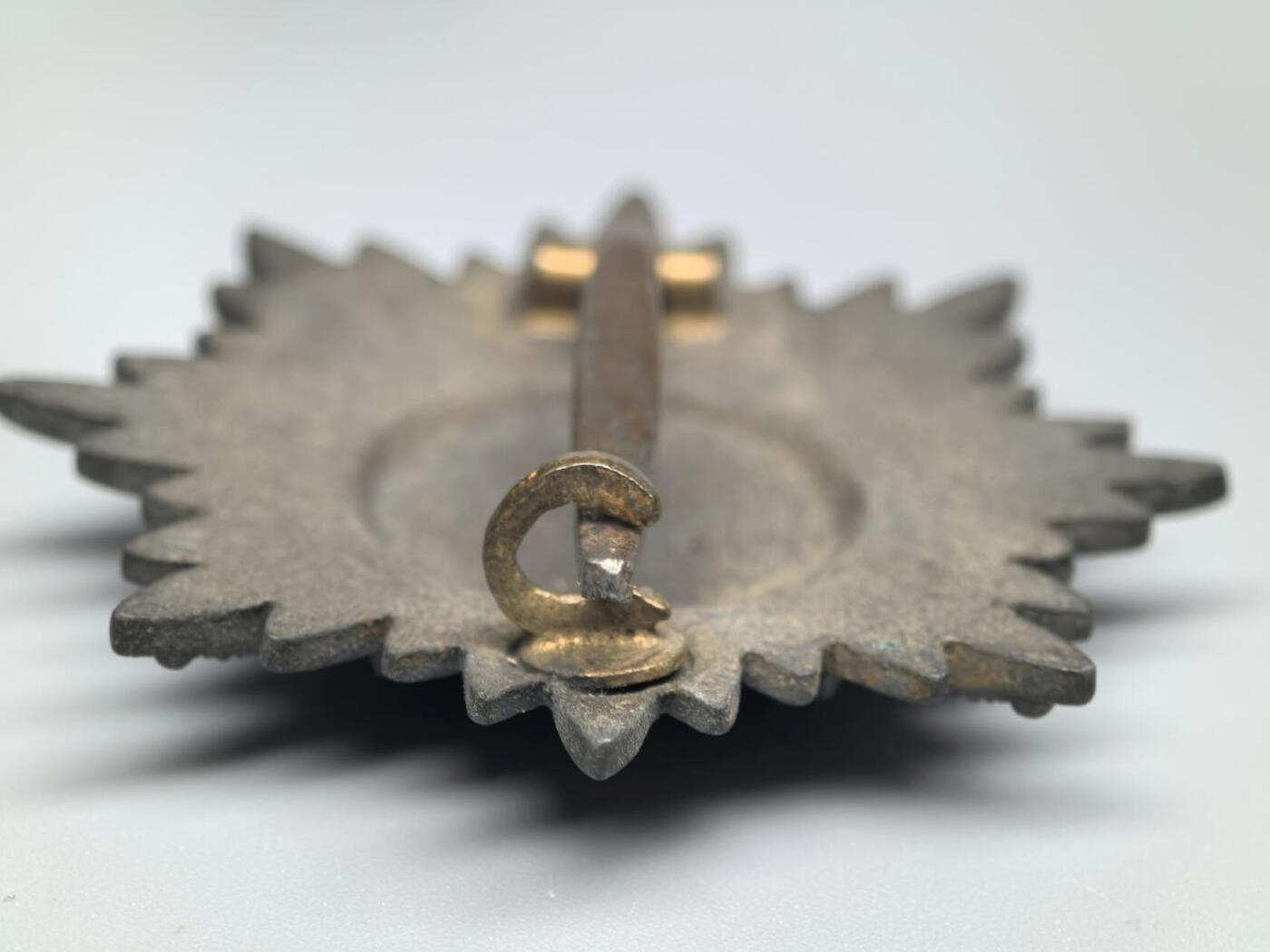 小驴勋章奖章收藏1月31日周六晚六点拍卖（珍爱和平，收藏战争，铭记历史，勿忘国耻，忠党爱国。有偿代拍，送拍规则在简介最后，参拍须阅读规则后再参拍，关系到运费包装发货时效真假辨别等关键信息，拍卖时不再发原图，看大图店主微信码在拍卖店铺介绍里） 得三东线解放奖章一级金质，锌镀金