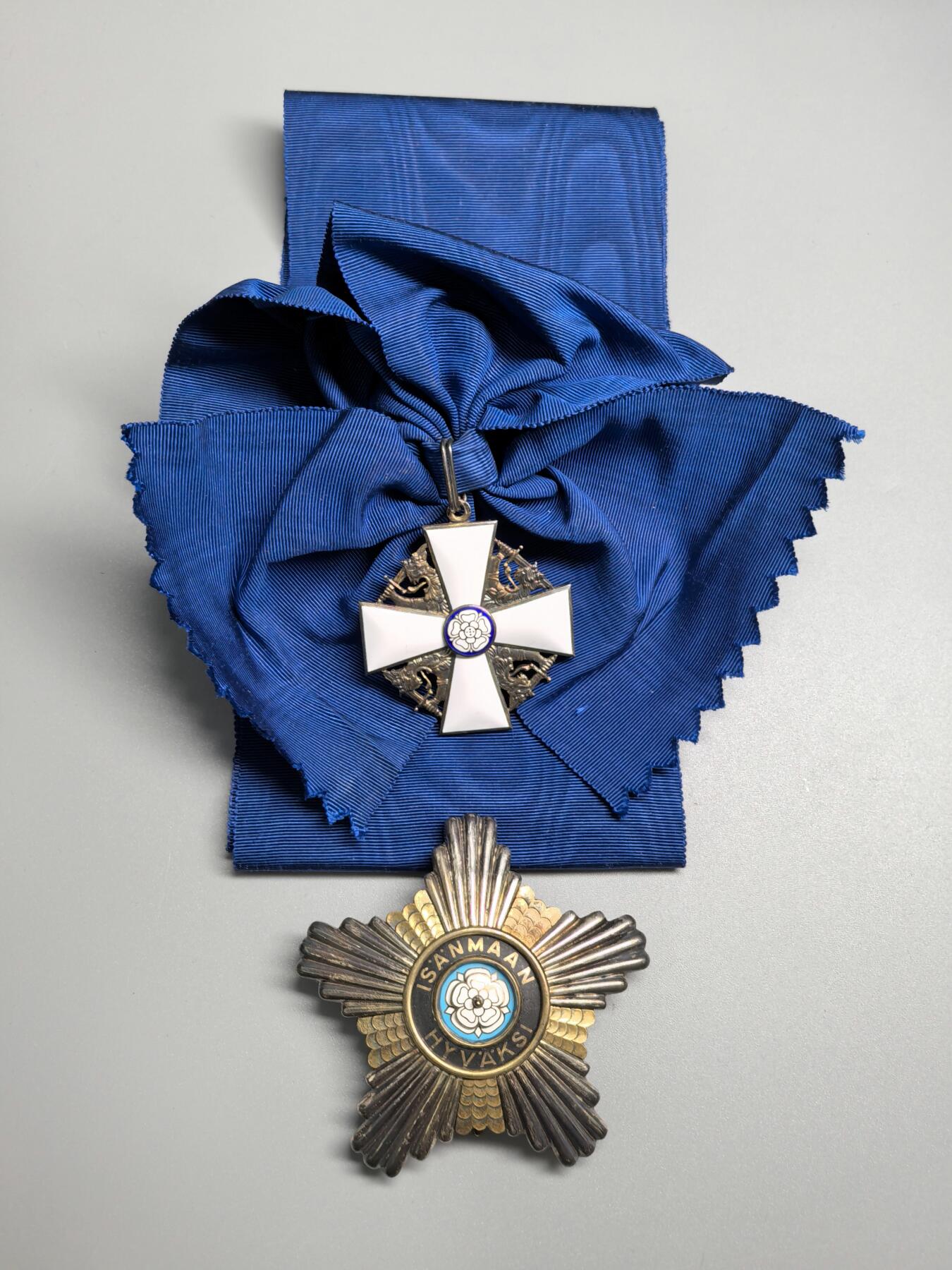 小驴勋章奖章收藏1月31日周六晚六点拍卖（珍爱和平，收藏战争，铭记历史，勿忘国耻，忠党爱国。有偿代拍，送拍规则在简介最后，参拍须阅读规则后再参拍，关系到运费包装发货时效真假辨别等关键信息，拍卖时不再发原图，看大图店主微信码在拍卖店铺介绍里） 芬兰大授玫瑰勋章带原盒，银质镀金珐琅，打有银标厂标年份标，极品