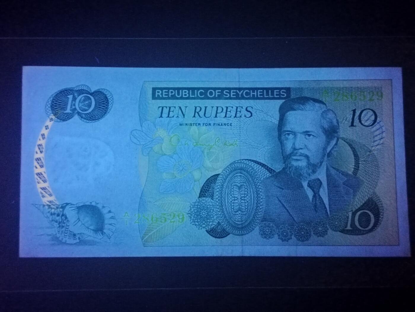 2026二月第一期，总215期 塞舌尔1977版10卢比UNC微潮首冠A/1，仅发行数月的马查姆总统肖像版本