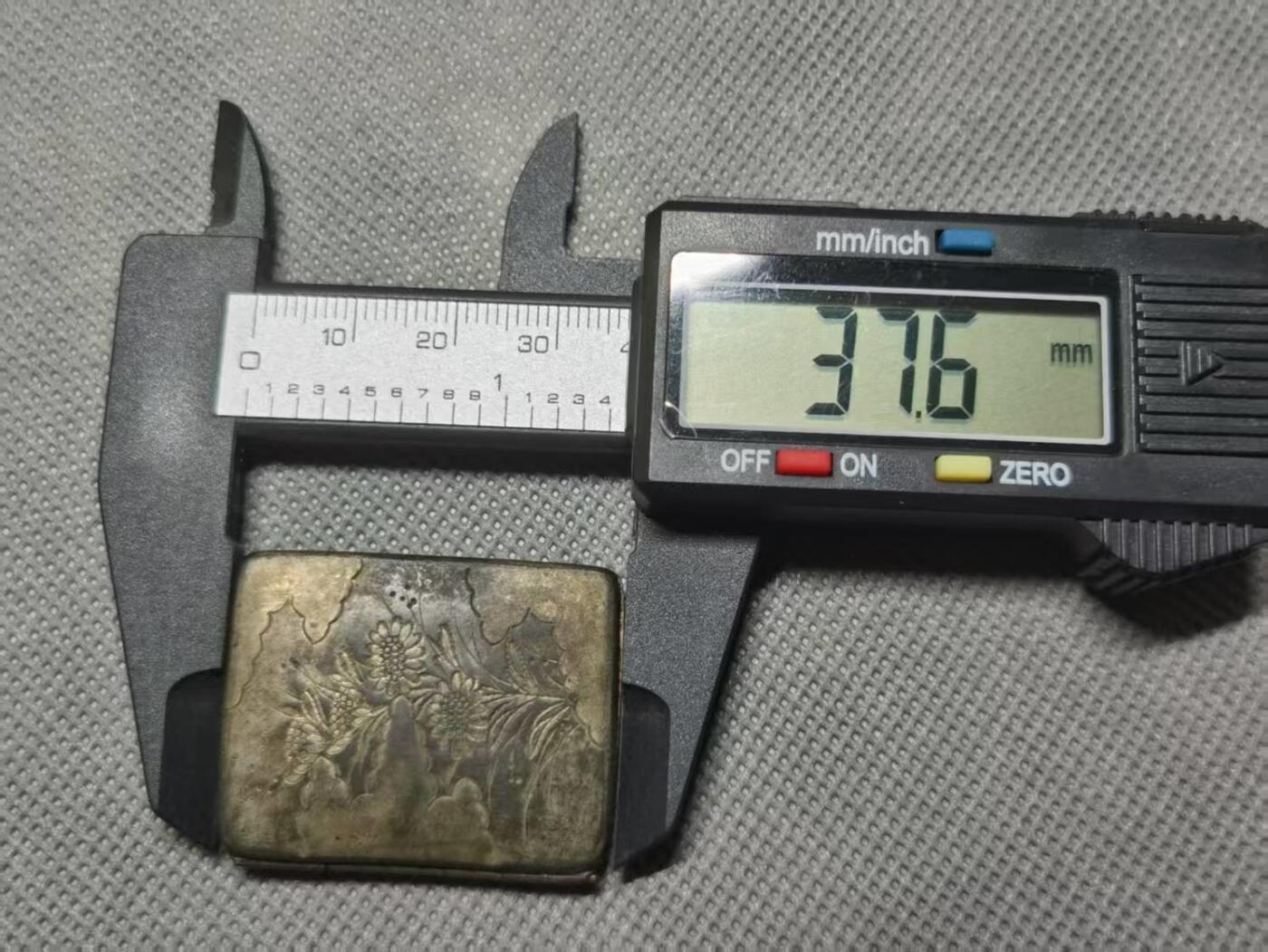 七河·世界币章矿标杂件每周小拍（总第36期）（周一结标） 藏家出品X578 工艺精美 刻花袖珍小铜盒 本件拍品由合作藏家负责邮寄