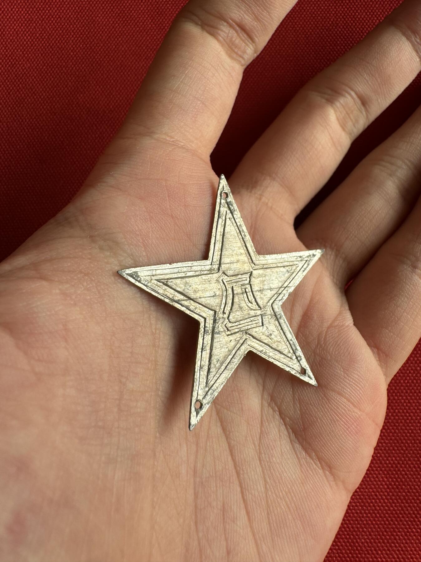 五哥徽章群   31号周六晚上八点4群联拍 铝