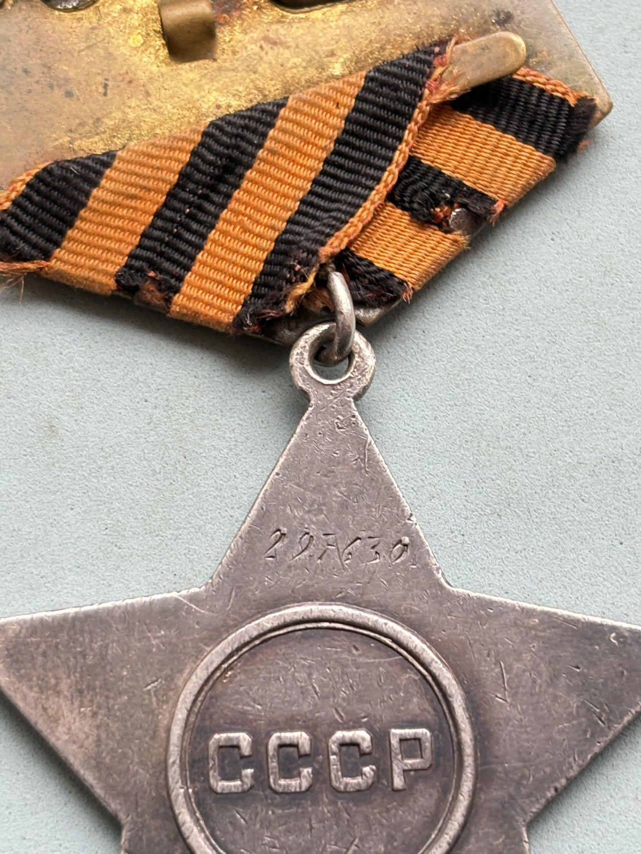 盛世勋华——号角文化勋章邮票专场拍卖第303期 苏联三级光荣战功套章 带证书，奖励卡 银制，总重61克，银价1000+，授予恰尔科夫斯基，在波多雷村地域内抗击德国法西斯侵略者的战斗中，恰尔科夫斯基同志作为填装手所在的炮兵分队，冒着敌军的炮火，直接瞄准，击毙了2名德军士兵，压制了2挺机枪，打坏了1辆汽车。 他值得被授予三级光荣勋章