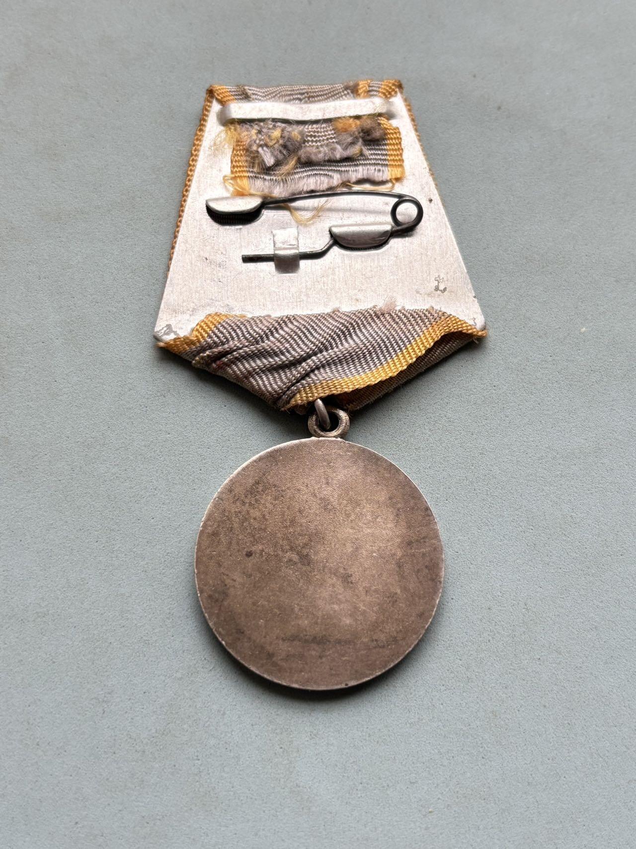 盛世勋华——号角文化勋章邮票专场拍卖第303期 苏联三级光荣战功套章 带证书，奖励卡 银制，总重61克，银价1000+，授予恰尔科夫斯基，在波多雷村地域内抗击德国法西斯侵略者的战斗中，恰尔科夫斯基同志作为填装手所在的炮兵分队，冒着敌军的炮火，直接瞄准，击毙了2名德军士兵，压制了2挺机枪，打坏了1辆汽车。 他值得被授予三级光荣勋章