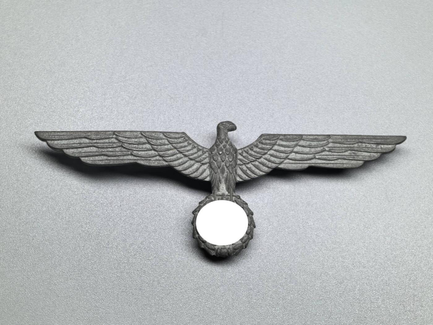 小驴勋章奖章收藏1月31日周六晚六点拍卖（珍爱和平，收藏战争，铭记历史，勿忘国耻，忠党爱国。有偿代拍，送拍规则在简介最后，参拍须阅读规则后再参拍，关系到运费包装发货时效真假辨别等关键信息，拍卖时不再发原图，看大图店主微信码在拍卖店铺介绍里） 得三陆军夏季常服胸鹰徽章，锌质，有老修