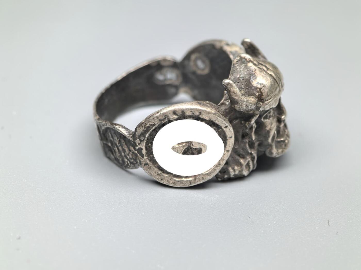 小驴勋章奖章收藏1月31日周六晚六点拍卖（珍爱和平，收藏战争，铭记历史，勿忘国耻，忠党爱国。有偿代拍，送拍规则在简介最后，参拍须阅读规则后再参拍，关系到运费包装发货时效真假辨别等关键信息，拍卖时不再发原图，看大图店主微信码在拍卖店铺介绍里） 现代工艺品维京SS戒指，港码22-23码，材质未知