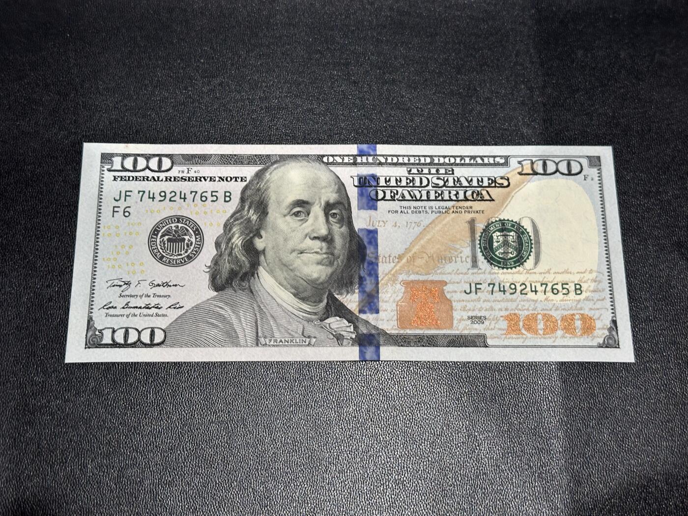 《外钞收藏家》第六百零六期（精品场）（本平台长期征集拍品、欢迎藏友们联系合作） 2009年无A版彩版100美元 全新UNC 尾765 有个疑似轻微油墨