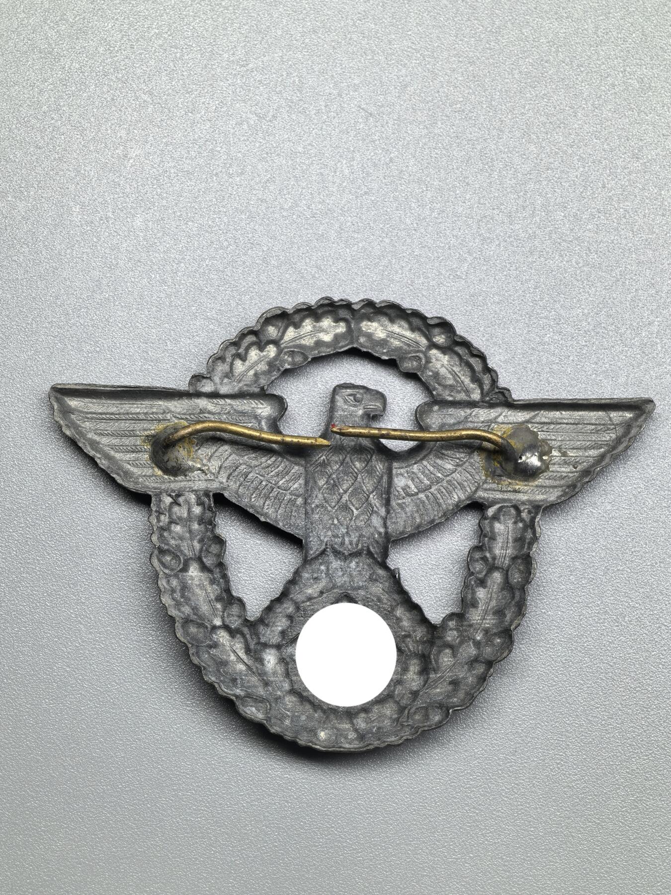 小驴勋章奖章收藏1月31日周六晚六点拍卖（珍爱和平，收藏战争，铭记历史，勿忘国耻，忠党爱国。有偿代拍，送拍规则在简介最后，参拍须阅读规则后再参拍，关系到运费包装发货时效真假辨别等关键信息，拍卖时不再发原图，看大图店主微信码在拍卖店铺介绍里） 得三警察帽徽，锌质，针脚有修