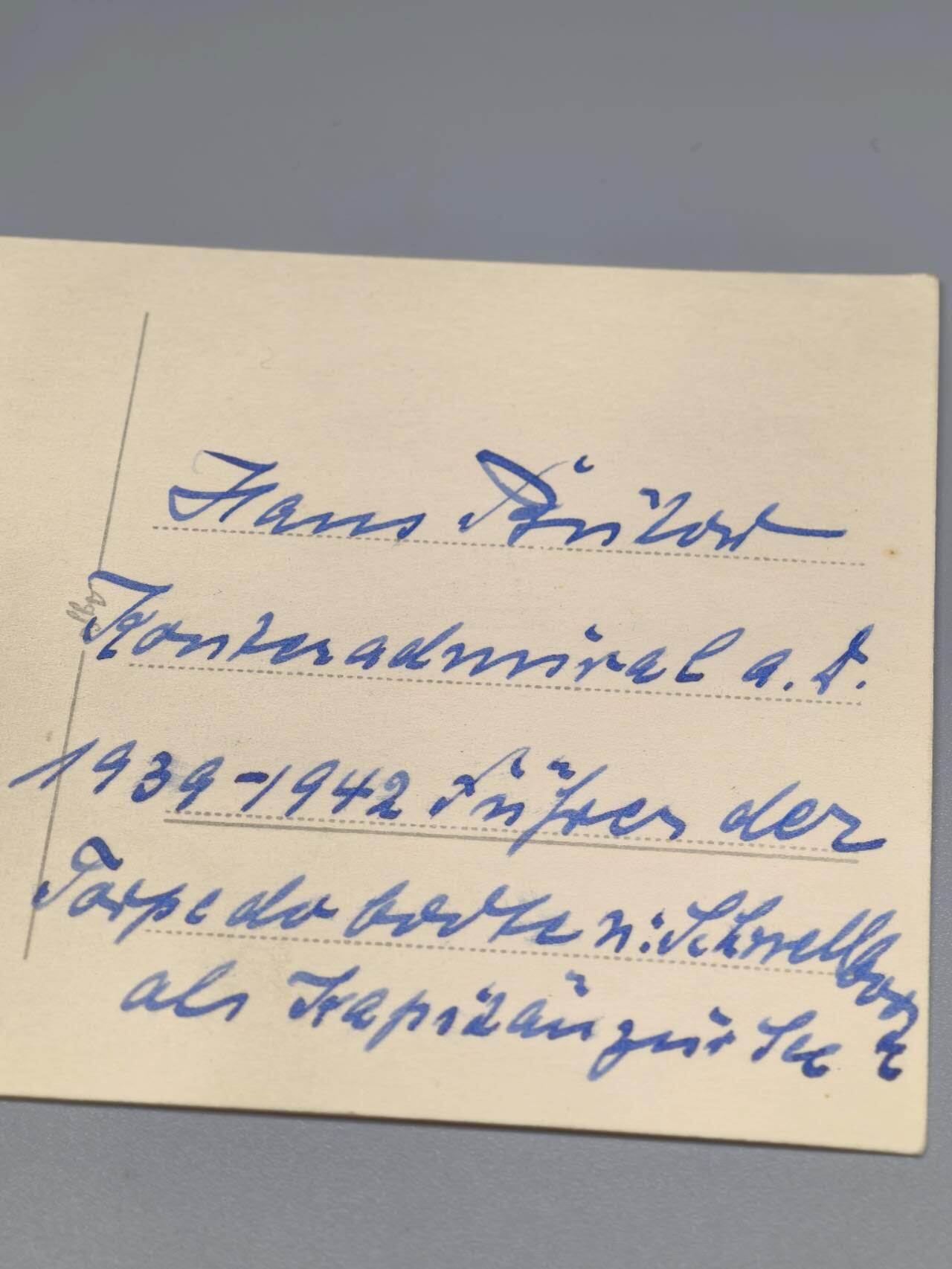 小驴勋章奖章收藏1月31日周六晚六点拍卖（珍爱和平，收藏战争，铭记历史，勿忘国耻，忠党爱国。有偿代拍，送拍规则在简介最后，参拍须阅读规则后再参拍，关系到运费包装发货时效真假辨别等关键信息，拍卖时不再发原图，看大图店主微信码在拍卖店铺介绍里） 德国WWII海军上将、骑士铁十字勋章获得者、波罗的海海军基地总司令、39-42年S-boat（鱼雷快艇）部队总司令、汉斯·比托战后签名明信片，抗日战争时期国军使用德制S快艇偷袭日军出云号，我解放军曾在南京缴获S艇