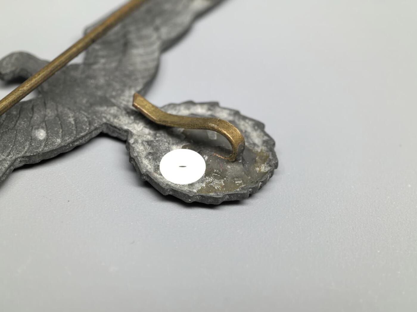 小驴勋章奖章收藏1月31日周六晚六点拍卖（珍爱和平，收藏战争，铭记历史，勿忘国耻，忠党爱国。有偿代拍，送拍规则在简介最后，参拍须阅读规则后再参拍，关系到运费包装发货时效真假辨别等关键信息，拍卖时不再发原图，看大图店主微信码在拍卖店铺介绍里） 得三陆军夏季常服胸鹰徽章，锌质，有老修