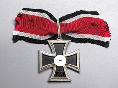 小驴勋章奖章收藏1月31日周六晚六点拍卖（珍爱和平，收藏战争，铭记历史，勿忘国耻，忠党爱国。有偿代拍，送拍规则在简介最后，参拍须阅读规则后再参拍，关系到运费包装发货时效真假辨别等关键信息，拍卖时不再发原图，看大图店主微信码在拍卖店铺介绍里） - 战后RS厂造骑士铁十字勋章，铁质核心黑漆