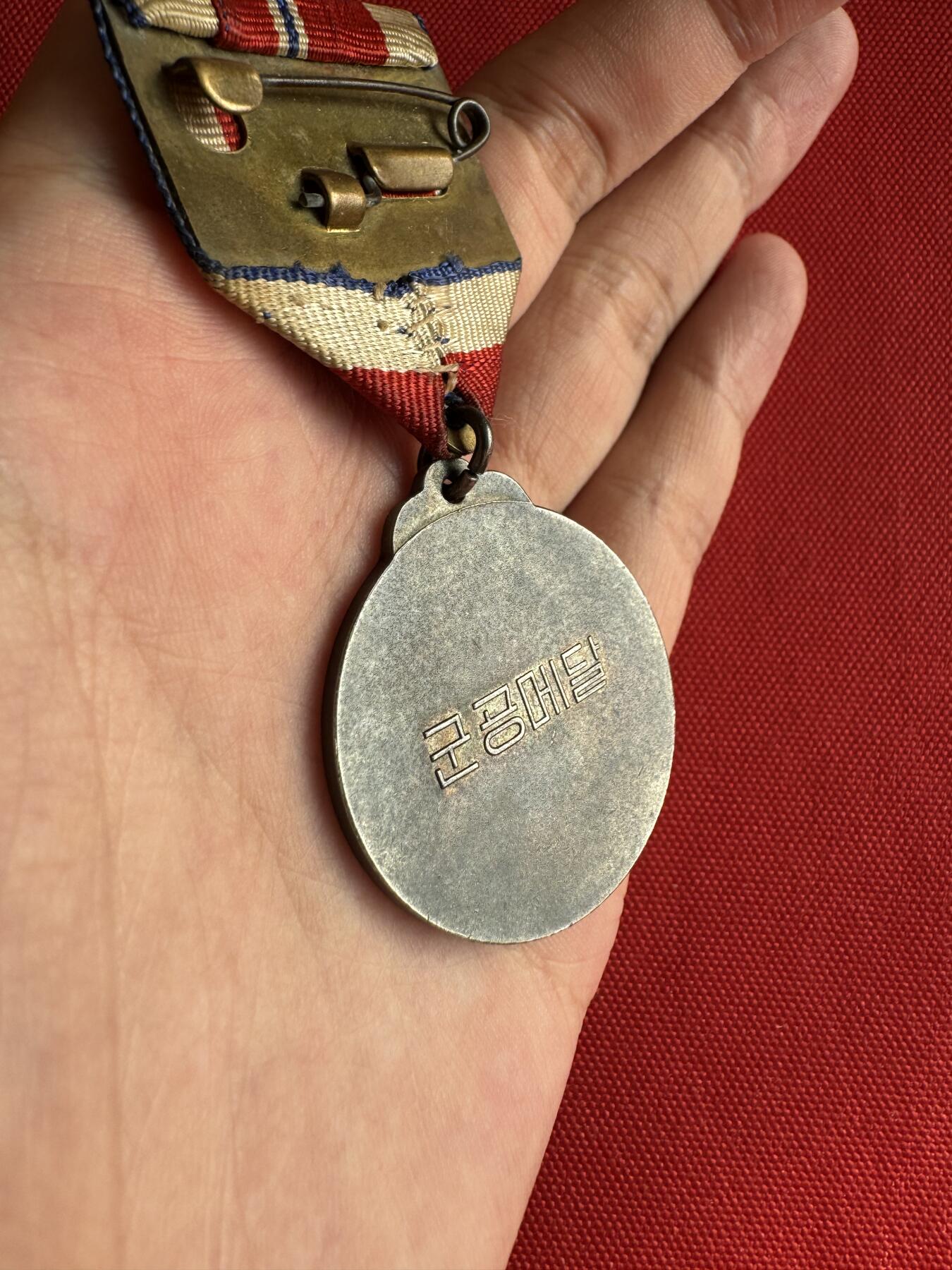 五哥徽章群   31号周六晚上八点4群联拍 银章原挂