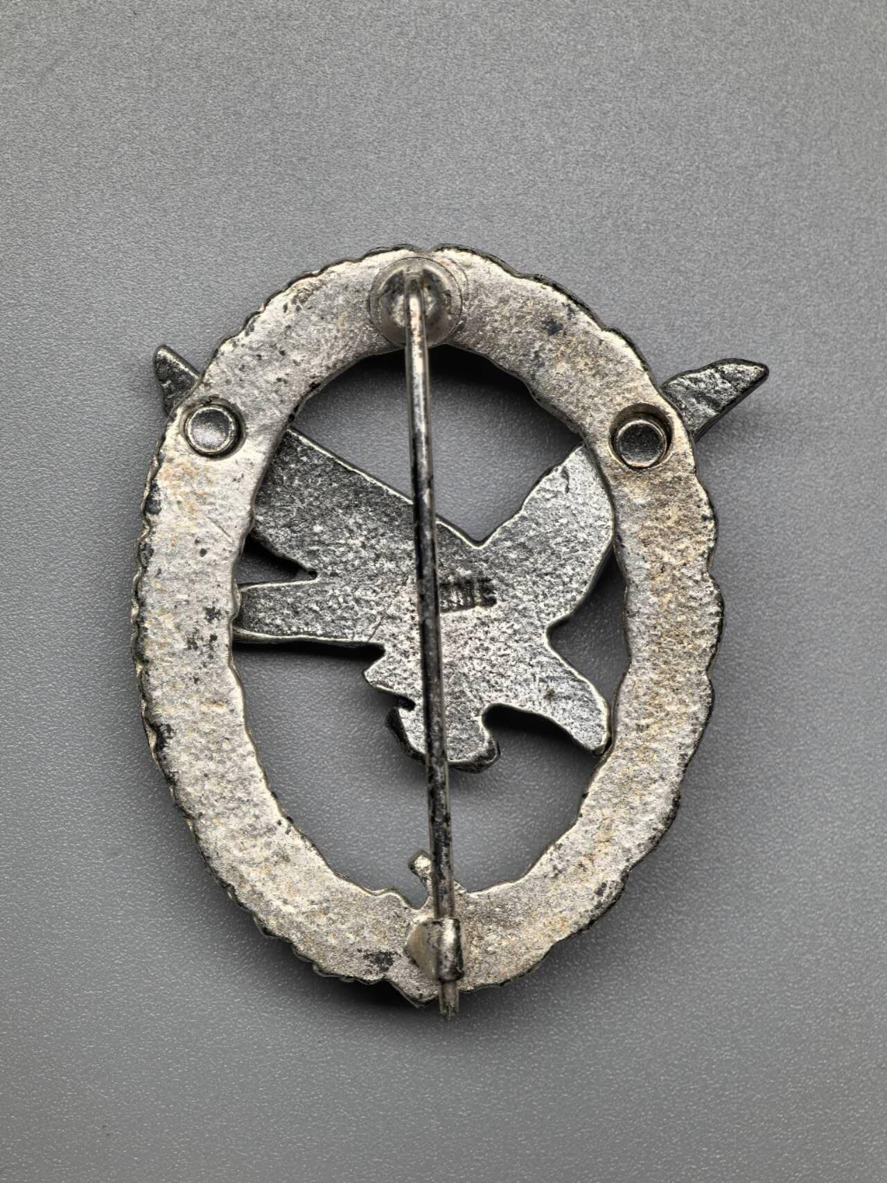 小驴勋章奖章收藏1月31日周六晚六点拍卖（珍爱和平，收藏战争，铭记历史，勿忘国耻，忠党爱国。有偿代拍，送拍规则在简介最后，参拍须阅读规则后再参拍，关系到运费包装发货时效真假辨别等关键信息，拍卖时不再发原图，看大图店主微信码在拍卖店铺介绍里） 现代工艺品空军航炮/无线电奖章