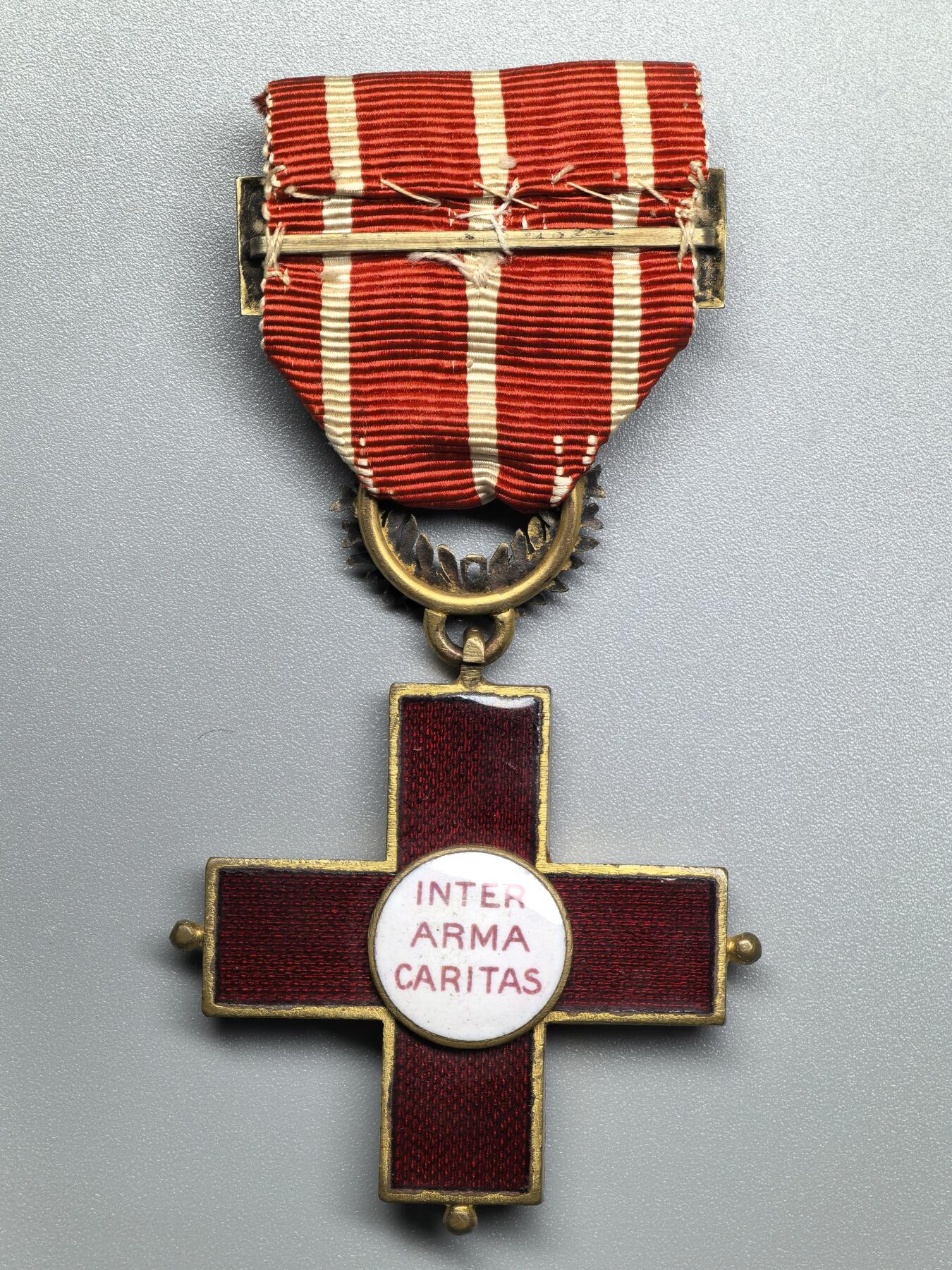 小驴勋章奖章收藏1月31日周六晚六点拍卖（珍爱和平，收藏战争，铭记历史，勿忘国耻，忠党爱国。有偿代拍，送拍规则在简介最后，参拍须阅读规则后再参拍，关系到运费包装发货时效真假辨别等关键信息，拍卖时不再发原图，看大图店主微信码在拍卖店铺介绍里） 葡萄牙红十字功勋勋章，铜质局部珐琅，1925年版。1908年5月7日设立