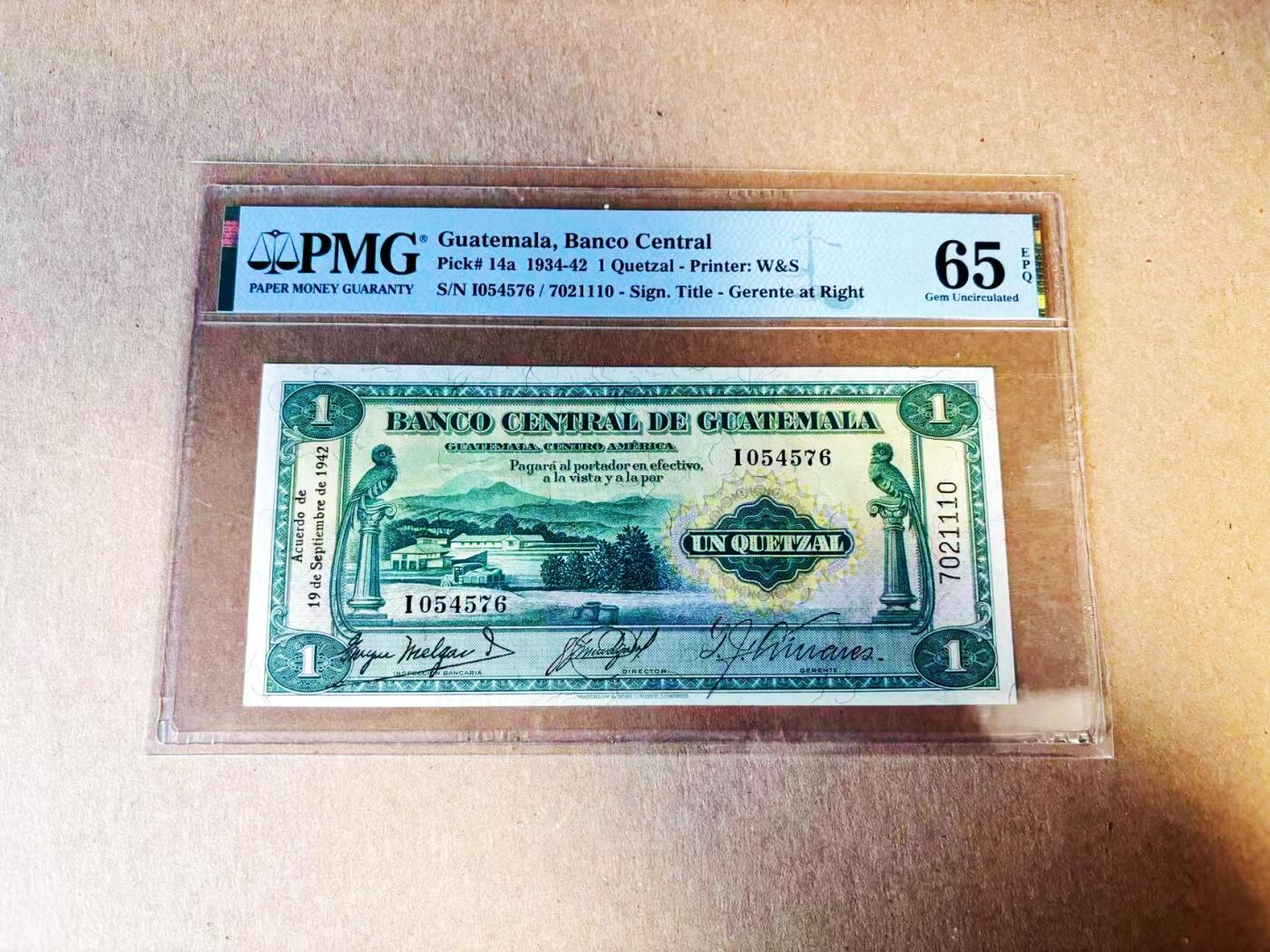 【Blue Auction】世界纸币精拍第781期——18级TOP拍卖/信誉/品质/专业/高效💫  【大涨品种】危地马拉 1934-42年1格查尔 W&S印制 清新唯美 PMG65EPQ 绝品 正面风景唯美 国鸟格查尔鸟（凤尾绿咬鹃）在古代玛雅和阿兹特克文明中被认为是羽蛇神的化身，象征着天国与灵魂，是一种受到尊崇的圣鸟，背面世界文化遗产基里瓜玛雅石柱 非常漂亮的一张纸币 顶级高分 值得收藏