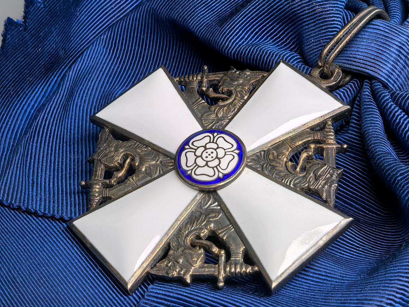 小驴勋章奖章收藏1月31日周六晚六点拍卖（珍爱和平，收藏战争，铭记历史，勿忘国耻，忠党爱国。有偿代拍，送拍规则在简介最后，参拍须阅读规则后再参拍，关系到运费包装发货时效真假辨别等关键信息，拍卖时不再发原图，看大图店主微信码在拍卖店铺介绍里） 芬兰大授玫瑰勋章带原盒，银质镀金珐琅，打有银标厂标年份标，极品