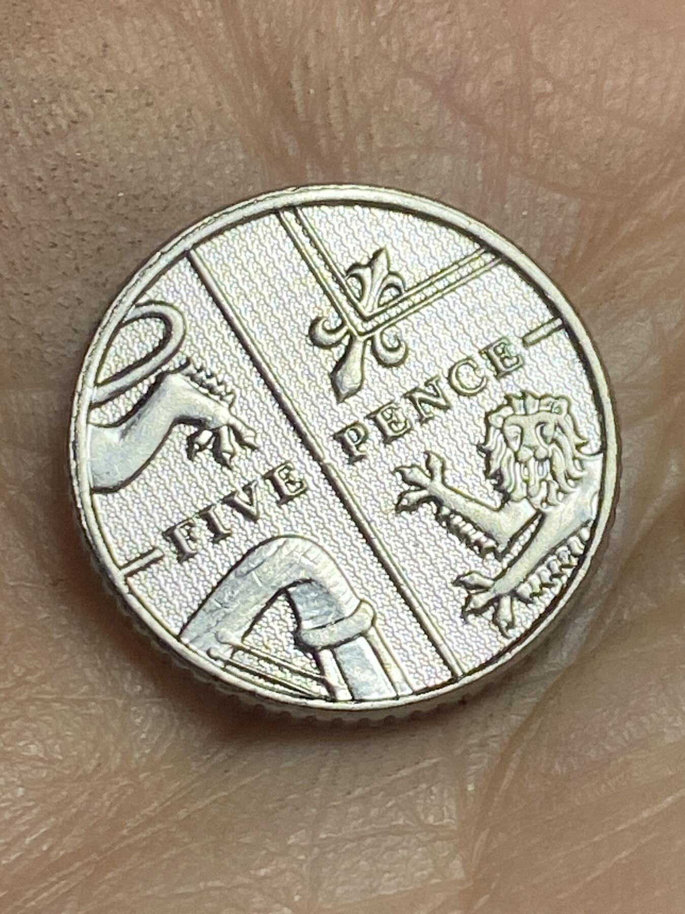 2026年第十六场(总第一百八十五场）外国好品散币场(免佣金) 英国🇬🇧2015年5便士(伊丽莎白二世老年盾徽拼图第一版)