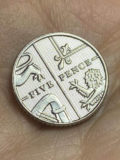 2026年第十六场(总第一百八十五场）外国好品散币场(免佣金) - 英国🇬🇧2015年5便士(伊丽莎白二世老年盾徽拼图第一版)