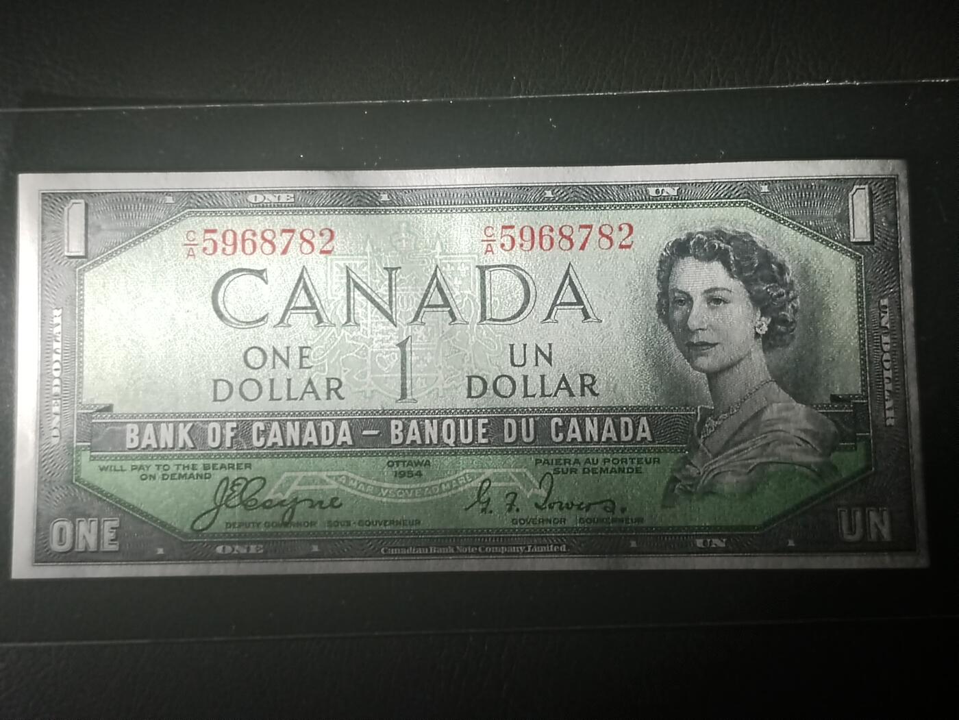 2026二月第一期，总215期 加拿大1954版1元“魔鬼脸”版本首签AUNC有微裂，因新发行纸币的女王发型可以看出来一个魔鬼向下看的脸而被舆论攻击，从而紧急改版，导致此版本稀少
