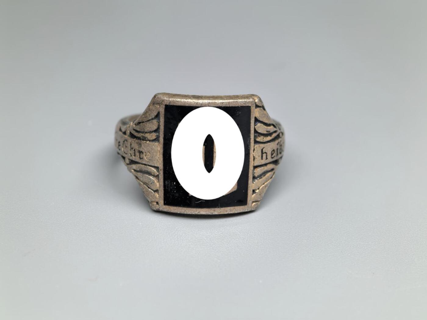 小驴勋章奖章收藏1月31日周六晚六点拍卖（珍爱和平，收藏战争，铭记历史，勿忘国耻，忠党爱国。有偿代拍，送拍规则在简介最后，参拍须阅读规则后再参拍，关系到运费包装发货时效真假辨别等关键信息，拍卖时不再发原图，看大图店主微信码在拍卖店铺介绍里） 现代工艺品SS戒指，港码23码，材质未知带珐琅