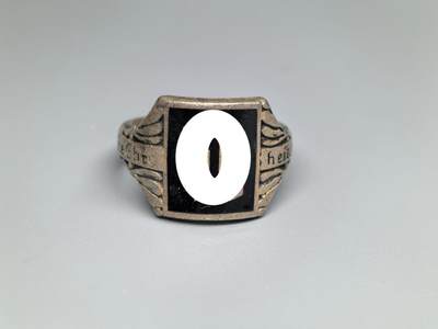 小驴勋章奖章收藏1月31日周六晚六点拍卖（珍爱和平，收藏战争，铭记历史，勿忘国耻，忠党爱国。有偿代拍，送拍规则在简介最后，参拍须阅读规则后再参拍，关系到运费包装发货时效真假辨别等关键信息，拍卖时不再发原图，看大图店主微信码在拍卖店铺介绍里） - 现代工艺品SS戒指，港码23码，材质未知带珐琅