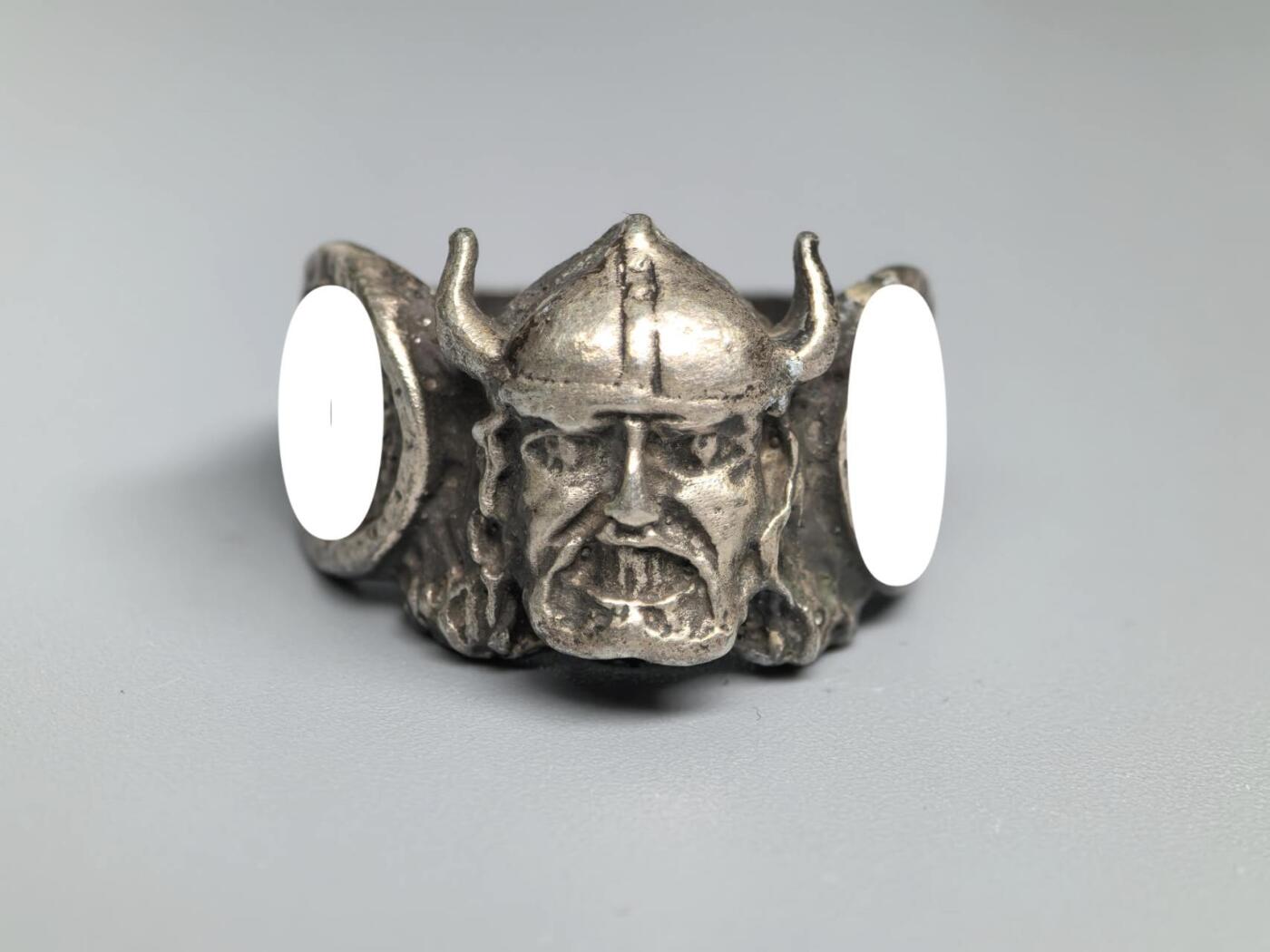 小驴勋章奖章收藏1月31日周六晚六点拍卖（珍爱和平，收藏战争，铭记历史，勿忘国耻，忠党爱国。有偿代拍，送拍规则在简介最后，参拍须阅读规则后再参拍，关系到运费包装发货时效真假辨别等关键信息，拍卖时不再发原图，看大图店主微信码在拍卖店铺介绍里） 现代工艺品维京SS戒指，港码22-23码，材质未知