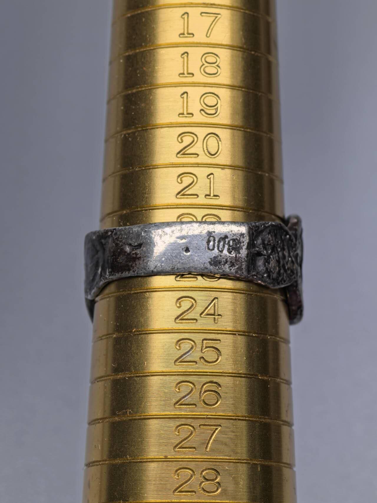 小驴勋章奖章收藏1月31日周六晚六点拍卖（珍爱和平，收藏战争，铭记历史，勿忘国耻，忠党爱国。有偿代拍，送拍规则在简介最后，参拍须阅读规则后再参拍，关系到运费包装发货时效真假辨别等关键信息，拍卖时不再发原图，看大图店主微信码在拍卖店铺介绍里） 现代工艺品维京SS戒指，港码22-23码，材质未知