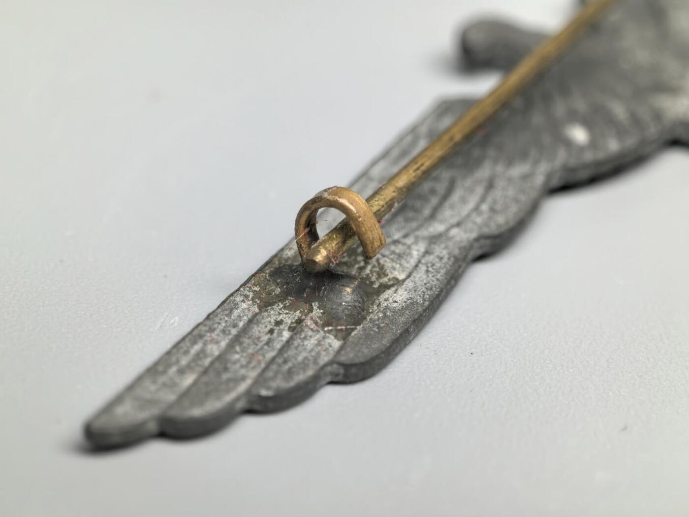 小驴勋章奖章收藏1月31日周六晚六点拍卖（珍爱和平，收藏战争，铭记历史，勿忘国耻，忠党爱国。有偿代拍，送拍规则在简介最后，参拍须阅读规则后再参拍，关系到运费包装发货时效真假辨别等关键信息，拍卖时不再发原图，看大图店主微信码在拍卖店铺介绍里） 得三陆军夏季常服胸鹰徽章，锌质，有老修