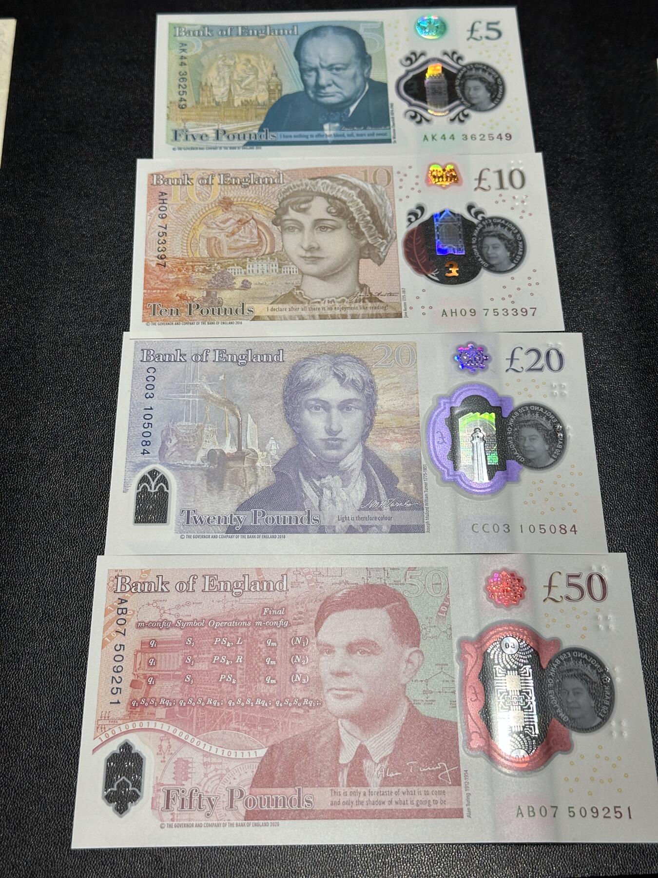 《外钞收藏家》第六百零六期（精品场）（本平台长期征集拍品、欢迎藏友们联系合作） 英国女王版塑料钞4张一起 全新UNC