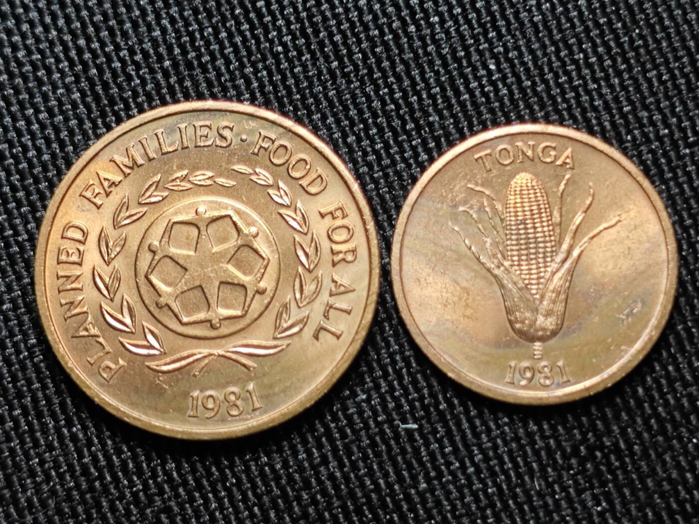 KK钱币收藏小铺  第398期 百期特拍（四拍之二） 2月预留时间 周末发货  1981汤加1/2分农粮纪念币一对