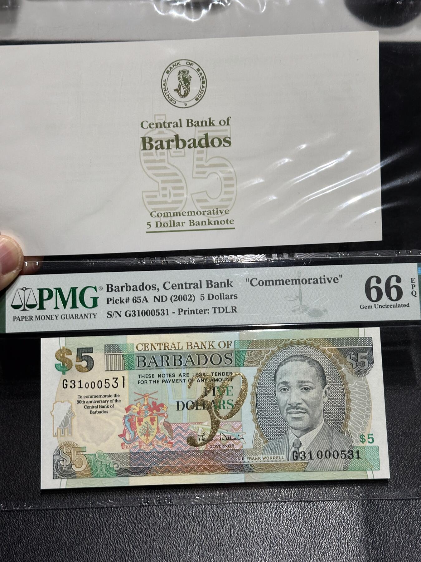 《外钞收藏家》第六百零六期（精品场）（本平台长期征集拍品、欢迎藏友们联系合作） 2002年巴巴多斯5元 纪念钞 PMG66 无47靓号 带原装册子