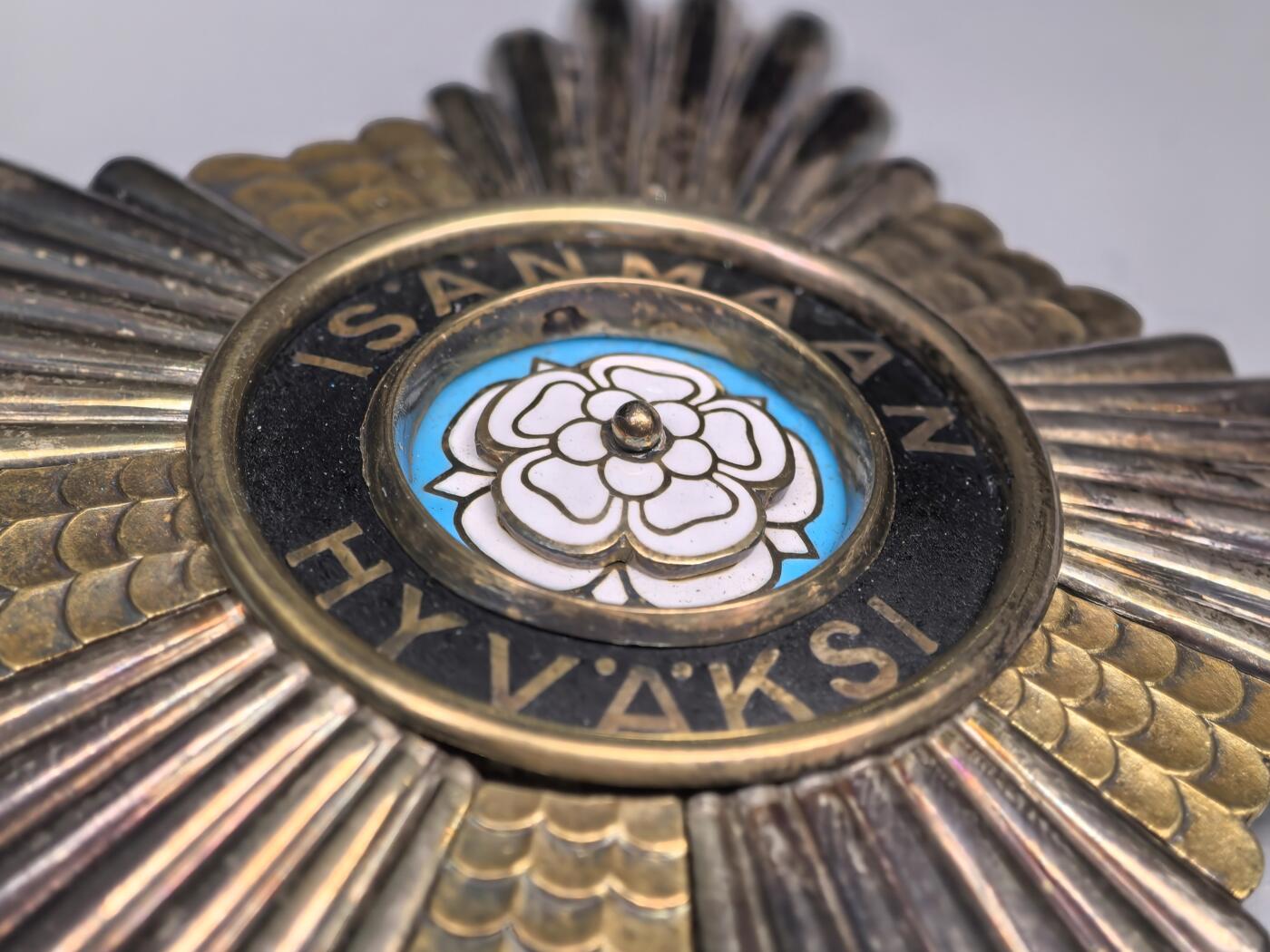 小驴勋章奖章收藏1月31日周六晚六点拍卖（珍爱和平，收藏战争，铭记历史，勿忘国耻，忠党爱国。有偿代拍，送拍规则在简介最后，参拍须阅读规则后再参拍，关系到运费包装发货时效真假辨别等关键信息，拍卖时不再发原图，看大图店主微信码在拍卖店铺介绍里） 芬兰大授玫瑰勋章带原盒，银质镀金珐琅，打有银标厂标年份标，极品