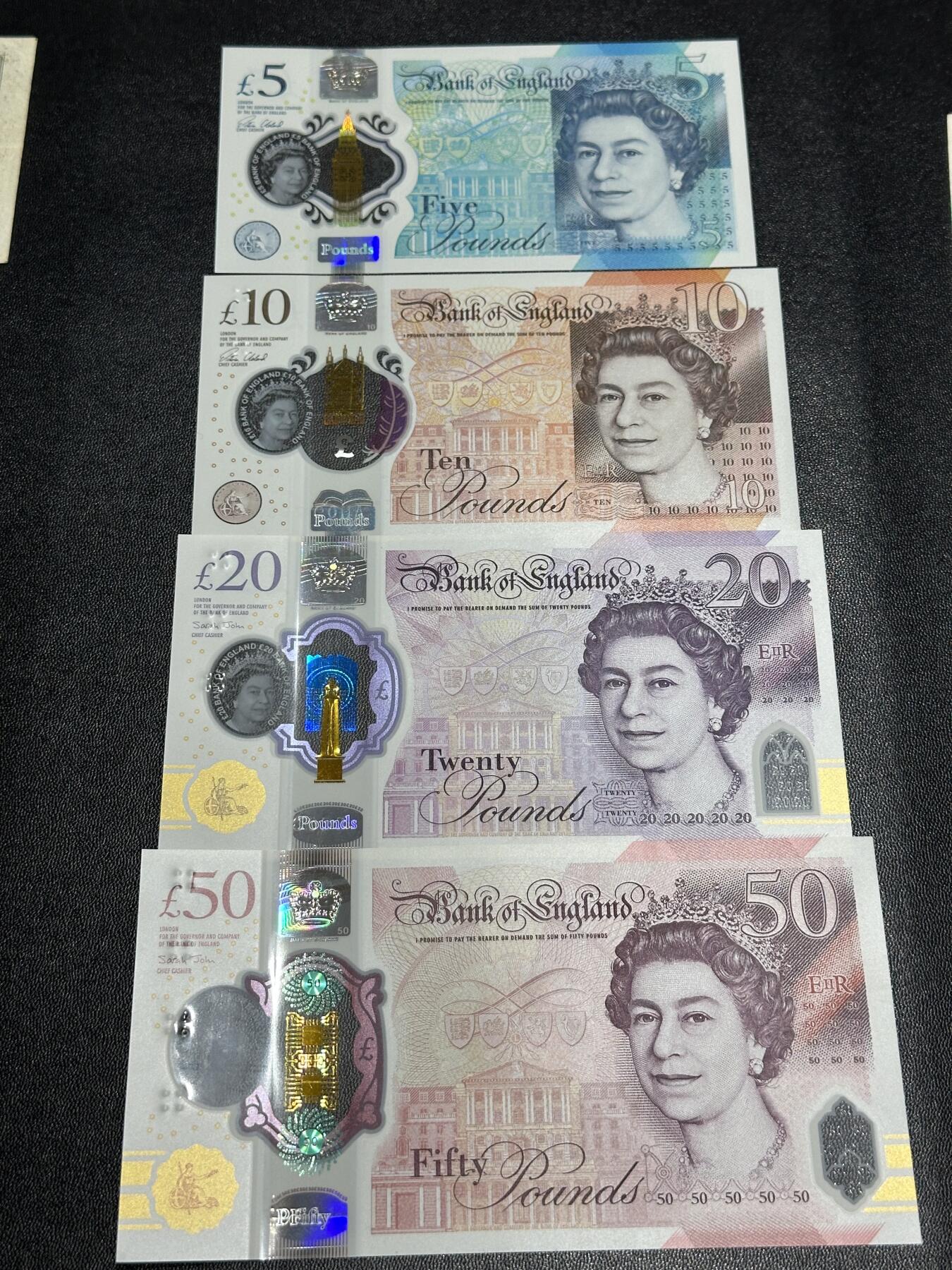 《外钞收藏家》第六百零六期（精品场）（本平台长期征集拍品、欢迎藏友们联系合作） 英国女王版塑料钞4张一起 全新UNC