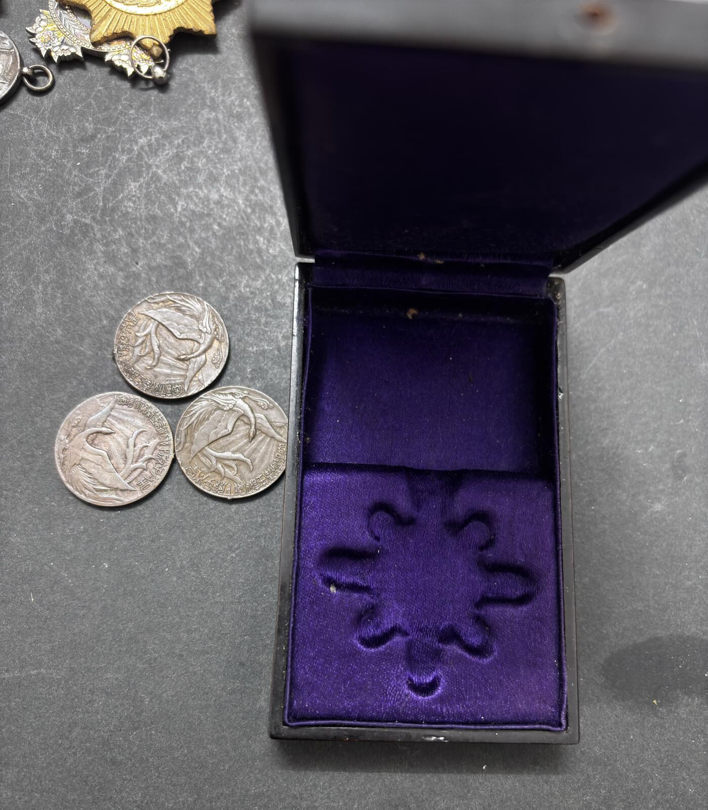 文馨钱币收藏 2026新年第五场（第 291 场）【长期接代拍品】 日本昭和时期新闻社纪念章 3 枚➕一个勋章纪念盒