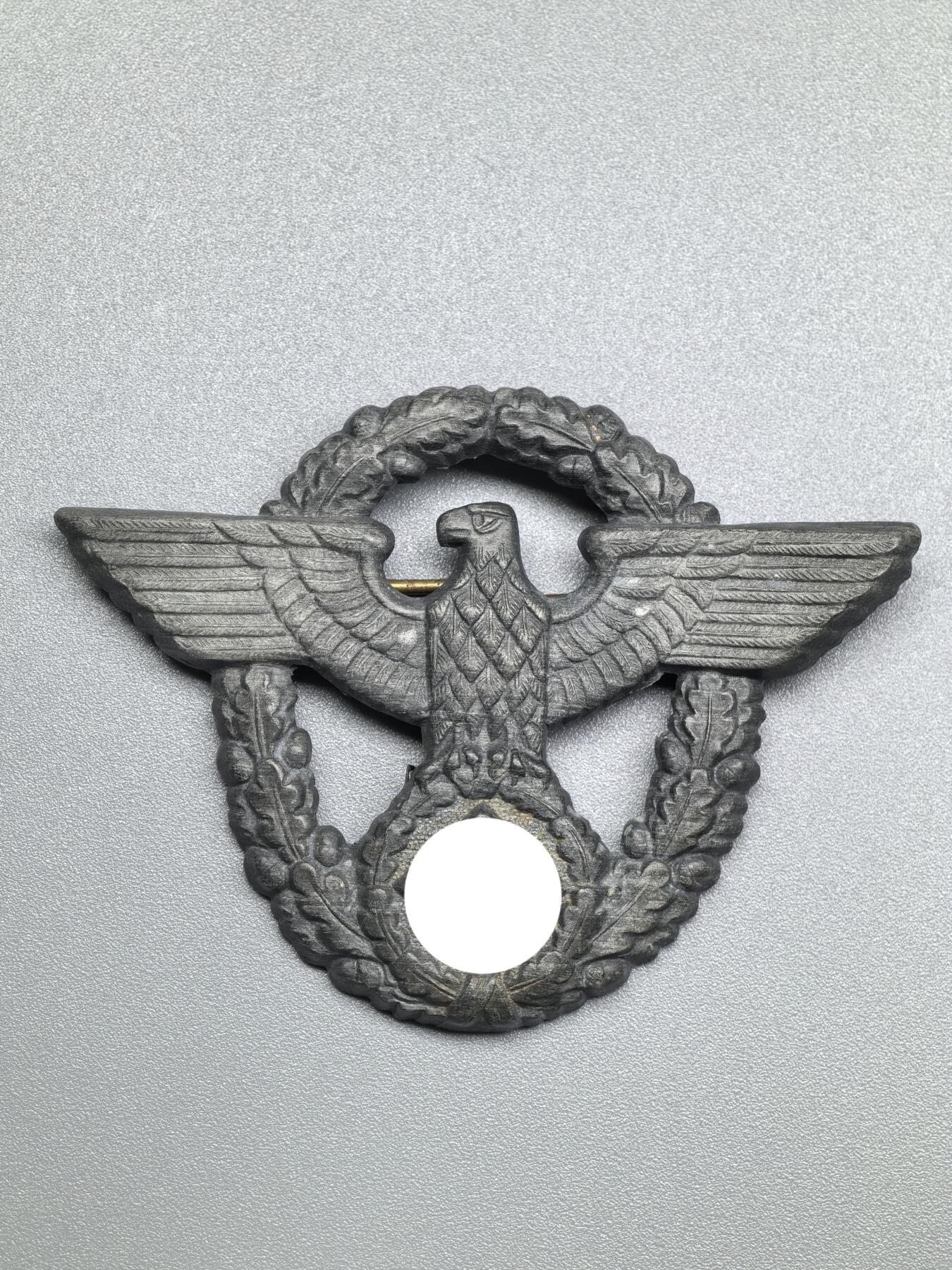 小驴勋章奖章收藏1月31日周六晚六点拍卖（珍爱和平，收藏战争，铭记历史，勿忘国耻，忠党爱国。有偿代拍，送拍规则在简介最后，参拍须阅读规则后再参拍，关系到运费包装发货时效真假辨别等关键信息，拍卖时不再发原图，看大图店主微信码在拍卖店铺介绍里） 得三警察帽徽，锌质，针脚有修