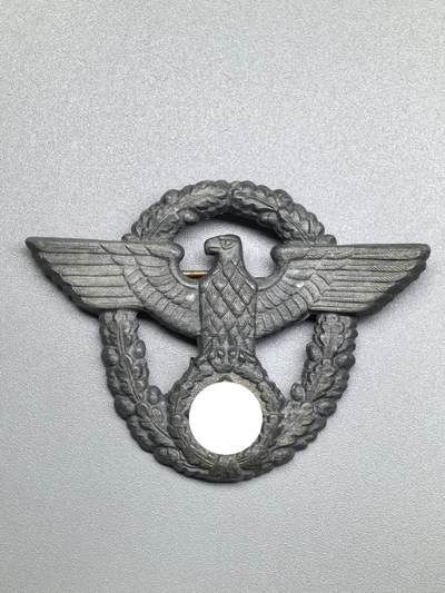 小驴勋章奖章收藏1月31日周六晚六点拍卖（珍爱和平，收藏战争，铭记历史，勿忘国耻，忠党爱国。有偿代拍，送拍规则在简介最后，参拍须阅读规则后再参拍，关系到运费包装发货时效真假辨别等关键信息，拍卖时不再发原图，看大图店主微信码在拍卖店铺介绍里） - 得三警察帽徽，锌质，针脚有修