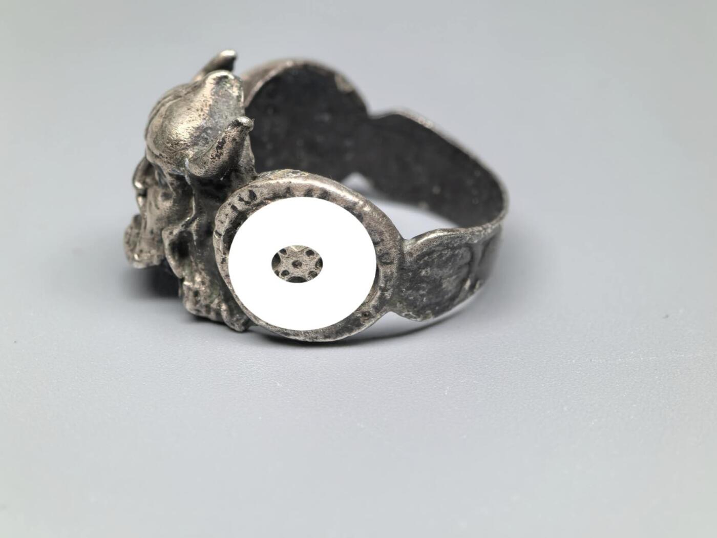 小驴勋章奖章收藏1月31日周六晚六点拍卖（珍爱和平，收藏战争，铭记历史，勿忘国耻，忠党爱国。有偿代拍，送拍规则在简介最后，参拍须阅读规则后再参拍，关系到运费包装发货时效真假辨别等关键信息，拍卖时不再发原图，看大图店主微信码在拍卖店铺介绍里） 现代工艺品维京SS戒指，港码22-23码，材质未知