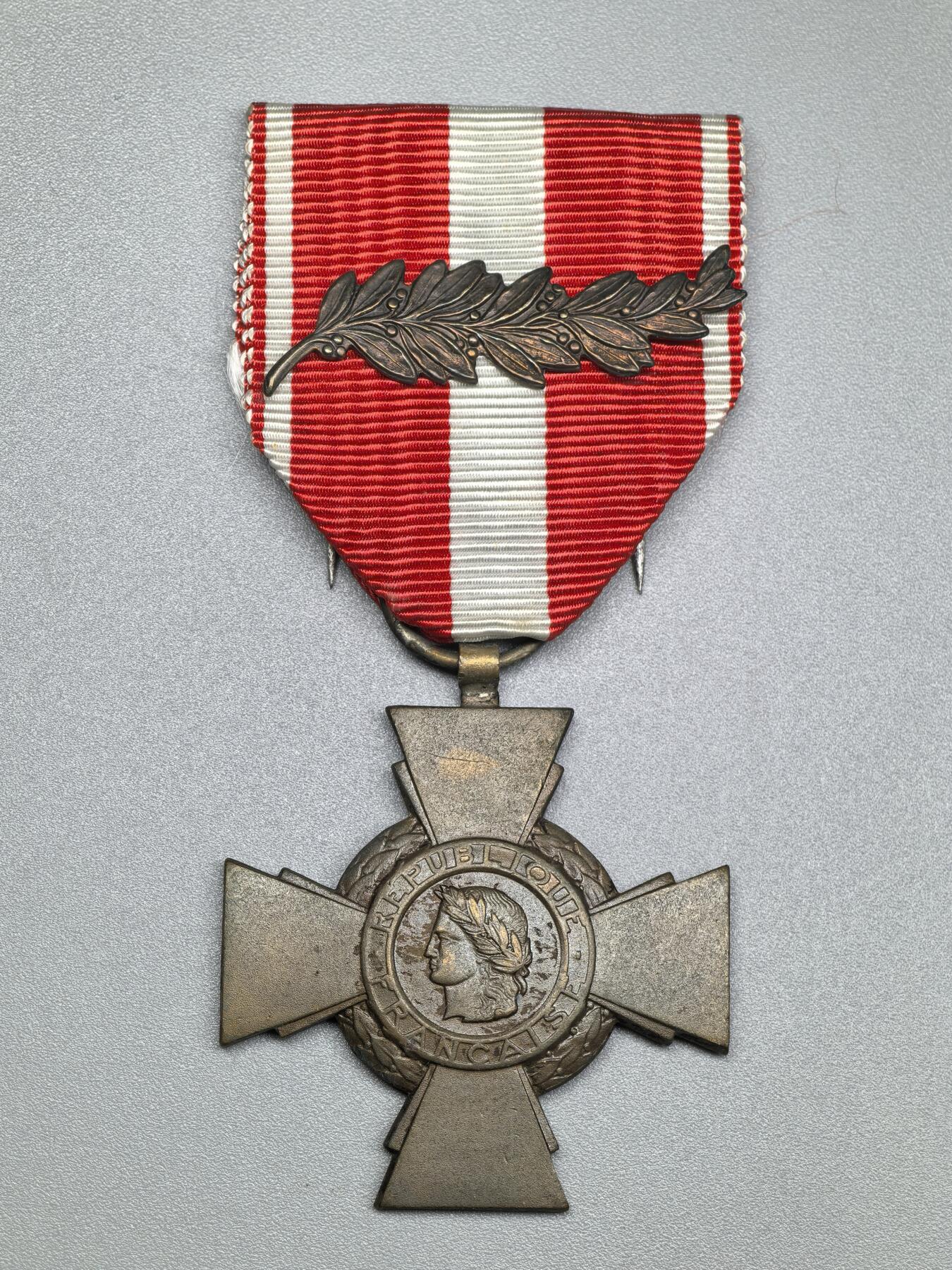 小驴勋章奖章收藏1月31日周六晚六点拍卖（珍爱和平，收藏战争，铭记历史，勿忘国耻，忠党爱国。有偿代拍，送拍规则在简介最后，参拍须阅读规则后再参拍，关系到运费包装发货时效真假辨别等关键信息，拍卖时不再发原图，看大图店主微信码在拍卖店铺介绍里） 法国军功十字奖章，带二次授予橡叶勋饰，背打铜标