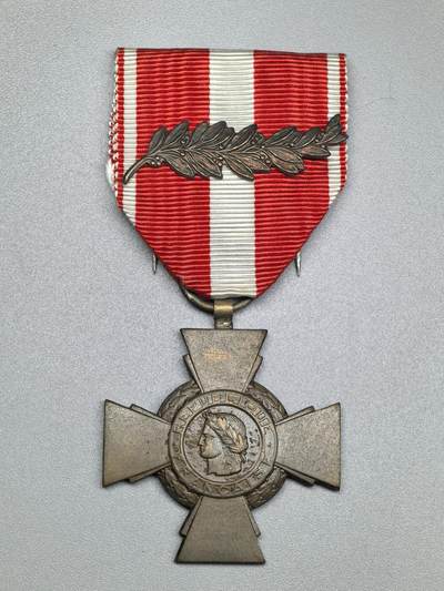 小驴勋章奖章收藏1月31日周六晚六点拍卖（珍爱和平，收藏战争，铭记历史，勿忘国耻，忠党爱国。有偿代拍，送拍规则在简介最后，参拍须阅读规则后再参拍，关系到运费包装发货时效真假辨别等关键信息，拍卖时不再发原图，看大图店主微信码在拍卖店铺介绍里） - 法国军功十字奖章，带二次授予橡叶勋饰，背打铜标