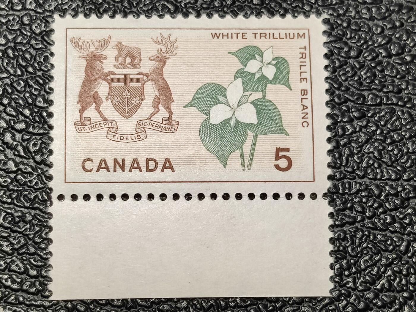 洪涛臻品批发群 精选邮票限时拍卖第1243期  加拿大1966年 白延龄草与安大略省徽章,带边纸. 同期于中国建国初 精美雕刻版 原胶润白