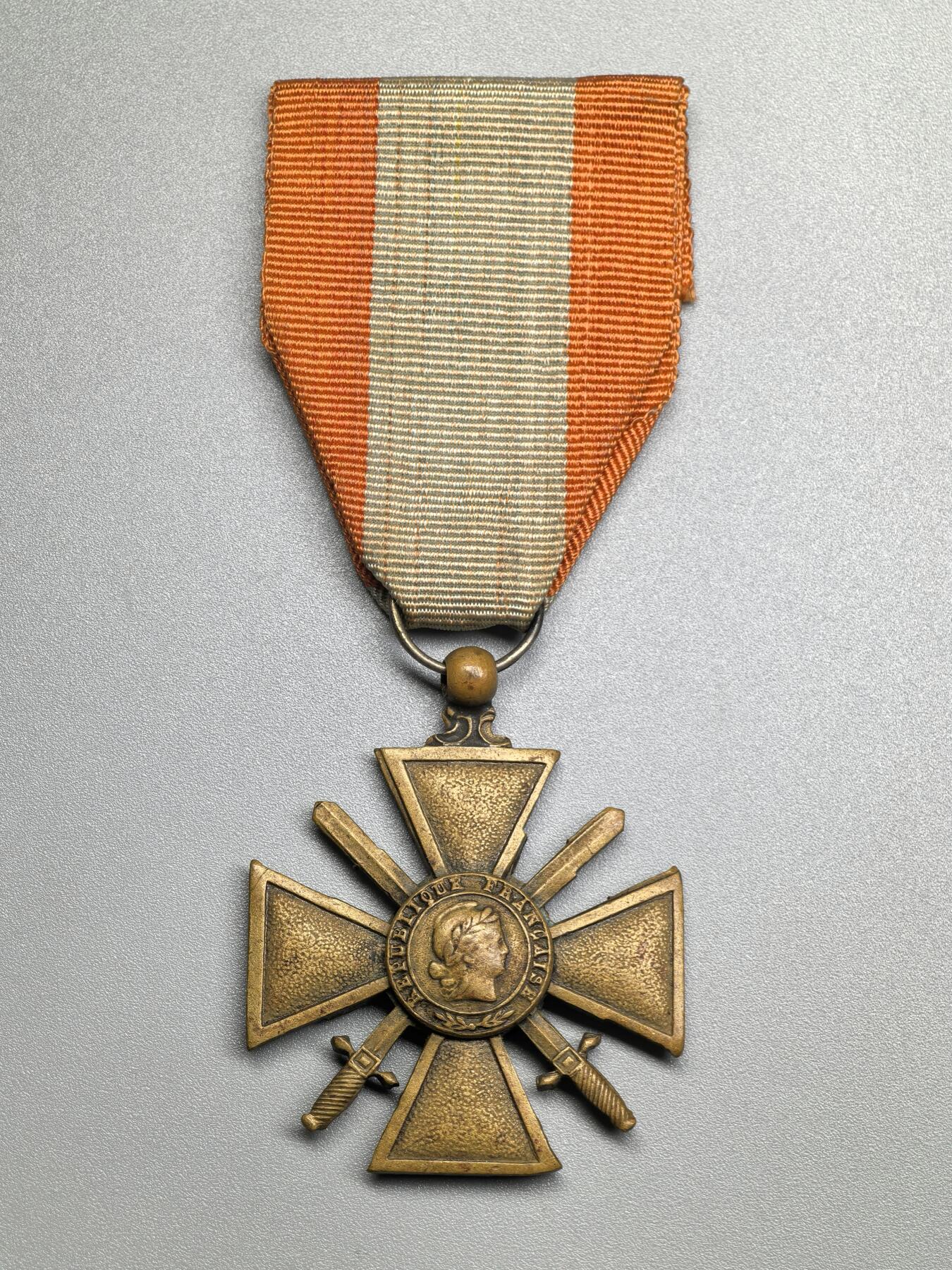 小驴勋章奖章收藏1月31日周六晚六点拍卖（珍爱和平，收藏战争，铭记历史，勿忘国耻，忠党爱国。有偿代拍，送拍规则在简介最后，参拍须阅读规则后再参拍，关系到运费包装发货时效真假辨别等关键信息，拍卖时不再发原图，看大图店主微信码在拍卖店铺介绍里） 法国海外战斗十字奖章