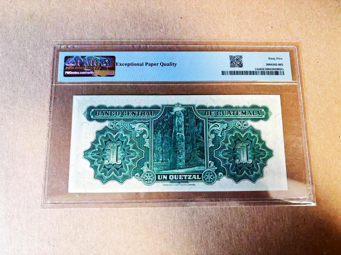 【Blue Auction】世界纸币精拍第781期——18级TOP拍卖/信誉/品质/专业/高效💫  【大涨品种】危地马拉 1934-42年1格查尔 W&S印制 清新唯美 PMG65EPQ 绝品 正面风景唯美 国鸟格查尔鸟（凤尾绿咬鹃）在古代玛雅和阿兹特克文明中被认为是羽蛇神的化身，象征着天国与灵魂，是一种受到尊崇的圣鸟，背面世界文化遗产基里瓜玛雅石柱 非常漂亮的一张纸币 顶级高分 值得收藏