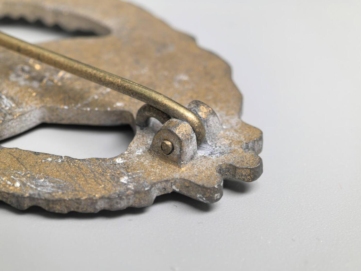 小驴勋章奖章收藏1月31日周六晚六点拍卖（珍爱和平，收藏战争，铭记历史，勿忘国耻，忠党爱国。有偿代拍，送拍规则在简介最后，参拍须阅读规则后再参拍，关系到运费包装发货时效真假辨别等关键信息，拍卖时不再发原图，看大图店主微信码在拍卖店铺介绍里） 现代工艺品陆军气球观测员奖章