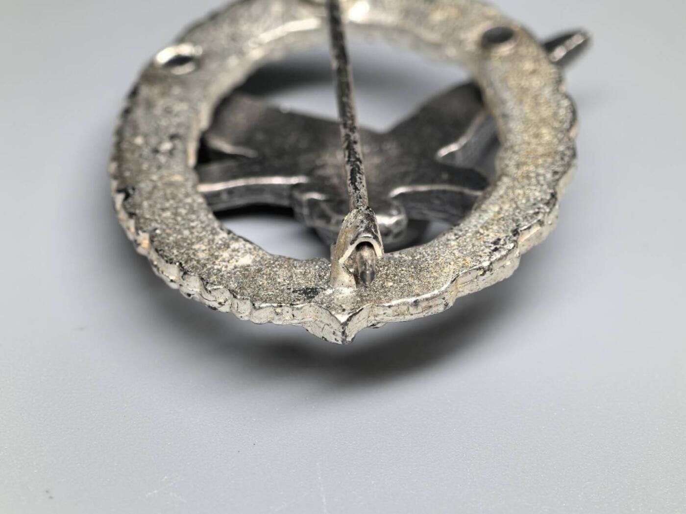 小驴勋章奖章收藏1月31日周六晚六点拍卖（珍爱和平，收藏战争，铭记历史，勿忘国耻，忠党爱国。有偿代拍，送拍规则在简介最后，参拍须阅读规则后再参拍，关系到运费包装发货时效真假辨别等关键信息，拍卖时不再发原图，看大图店主微信码在拍卖店铺介绍里） 现代工艺品空军航炮/无线电奖章