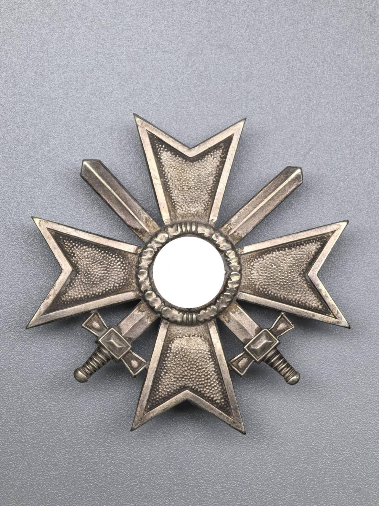 小驴勋章奖章收藏1月31日周六晚六点拍卖（珍爱和平，收藏战争，铭记历史，勿忘国耻，忠党爱国。有偿代拍，送拍规则在简介最后，参拍须阅读规则后再参拍，关系到运费包装发货时效真假辨别等关键信息，拍卖时不再发原图，看大图店主微信码在拍卖店铺介绍里） 得三一级佩剑战功十字勋章，铜合金镀银