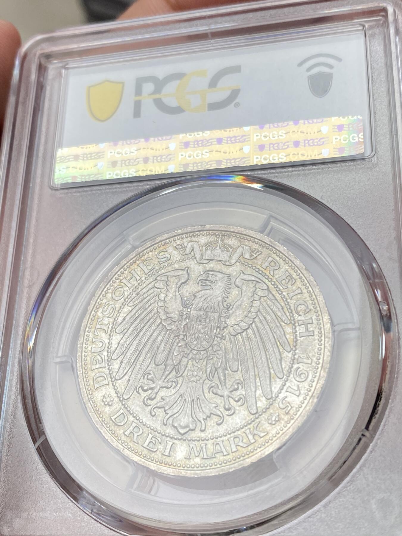 万国钱币拍卖第060期（万国六十期纪念大拍） PCGS MS67 1915普鲁士曼斯菲尔德屠龙3马克银币 普鲁士名誉品种 柏林厂铸造 发行量仅3万枚  丝绸底板邮票光泽德式淡彩环绕 顶级GEM+典藏品质