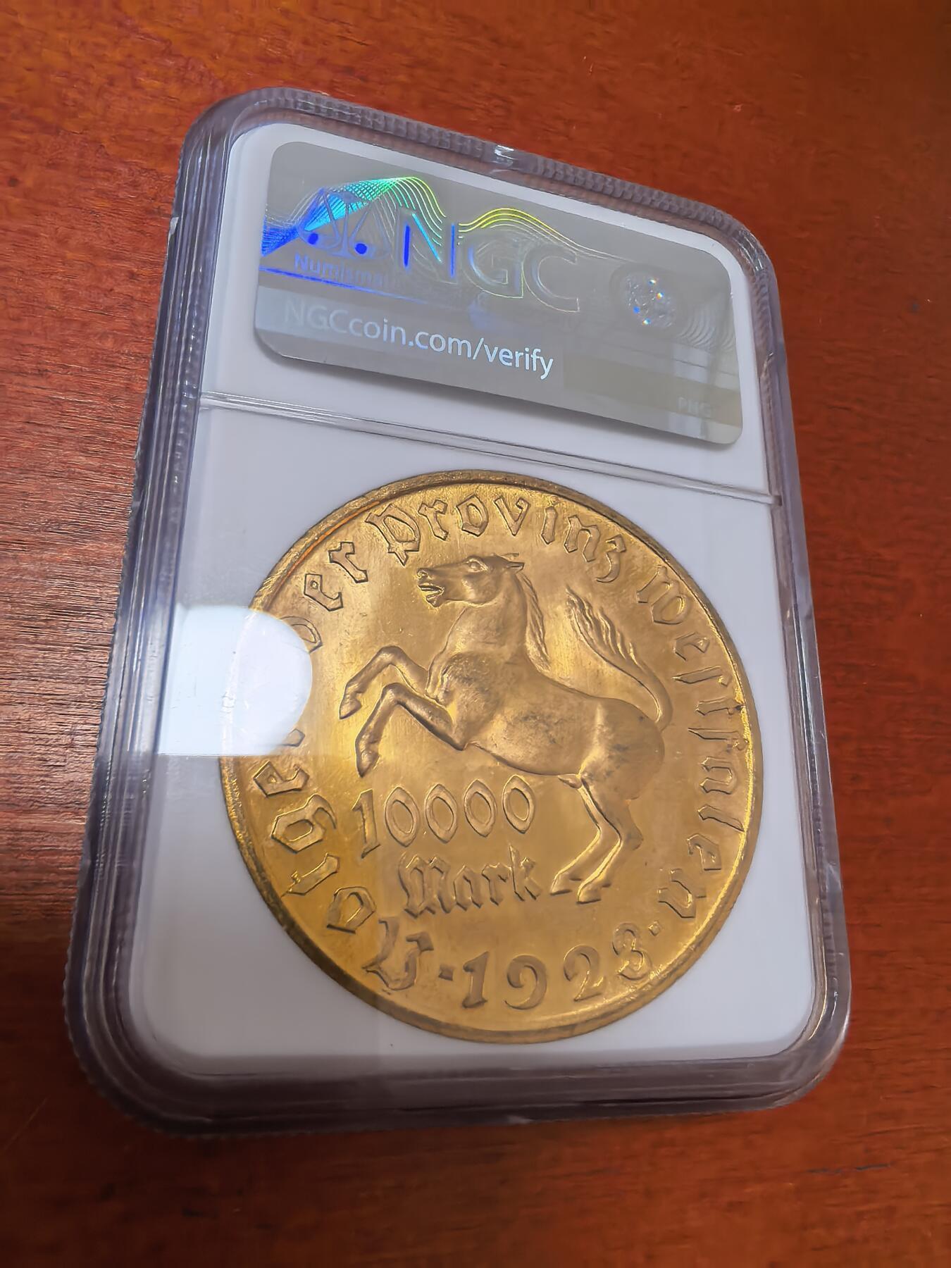 长老汇蛇年精选第九十七场拍卖  1923德紧威斯特伐利亚斯坦伯爵马币1万马克镀金币，NGC MS64，窄边