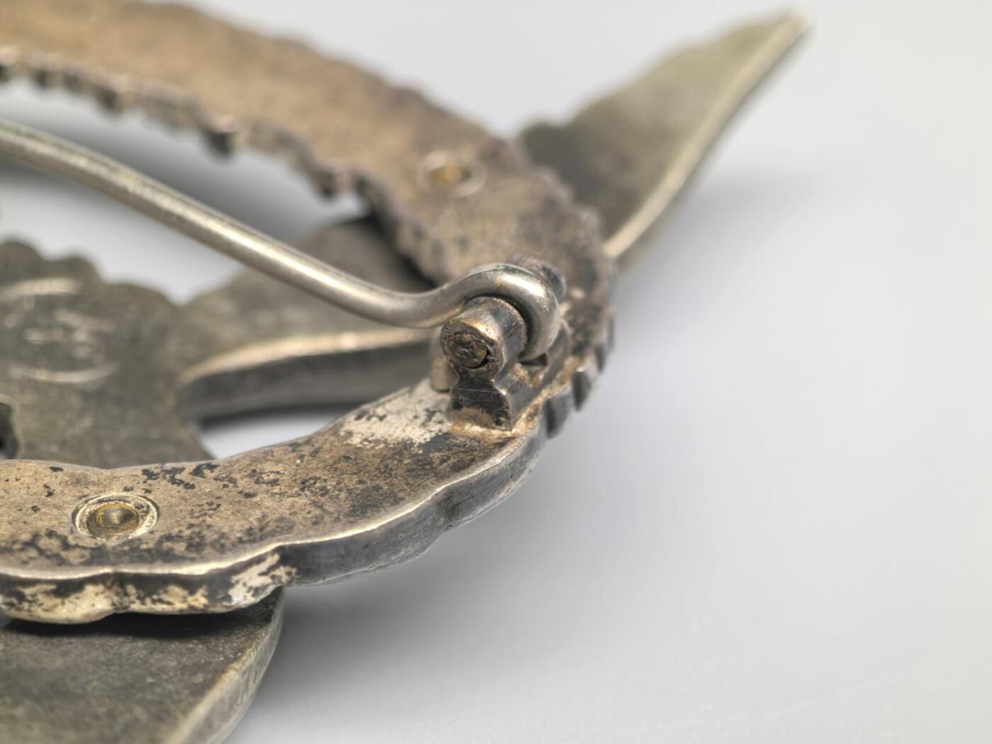 小驴勋章奖章收藏1月31日周六晚六点拍卖（珍爱和平，收藏战争，铭记历史，勿忘国耻，忠党爱国。有偿代拍，送拍规则在简介最后，参拍须阅读规则后再参拍，关系到运费包装发货时效真假辨别等关键信息，拍卖时不再发原图，看大图店主微信码在拍卖店铺介绍里） 德国WWII空军飞行员奖章，GWL厂制作高品质奖章，背打厂标（Gebruder Wegerh off, Ludenscheid),早期Type1 b版本，镍银（Nickel Silver）铜合金材质，鹰枪镀黑，花环镀银，自然氧化非常漂亮