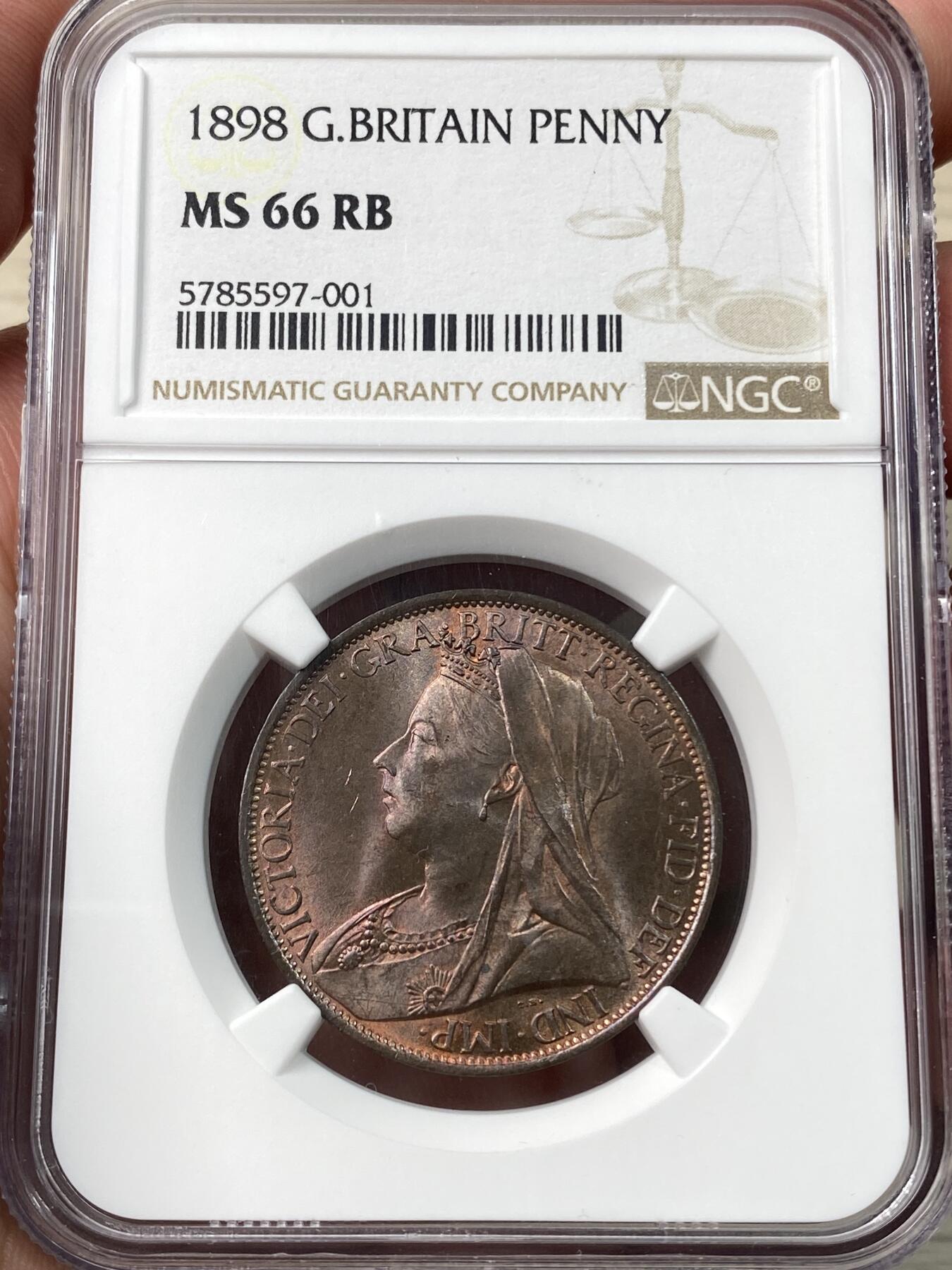 万国钱币拍卖第060期（万国六十期纪念大拍） NGC MS66RB 1898英国维多利亚女王1便士铜币 紫红色包浆极具韵味，转动币面光晕四散耀眼。非常少见的年份叠加冠军分超顶级质量 。英国钱币里的自藏品质。