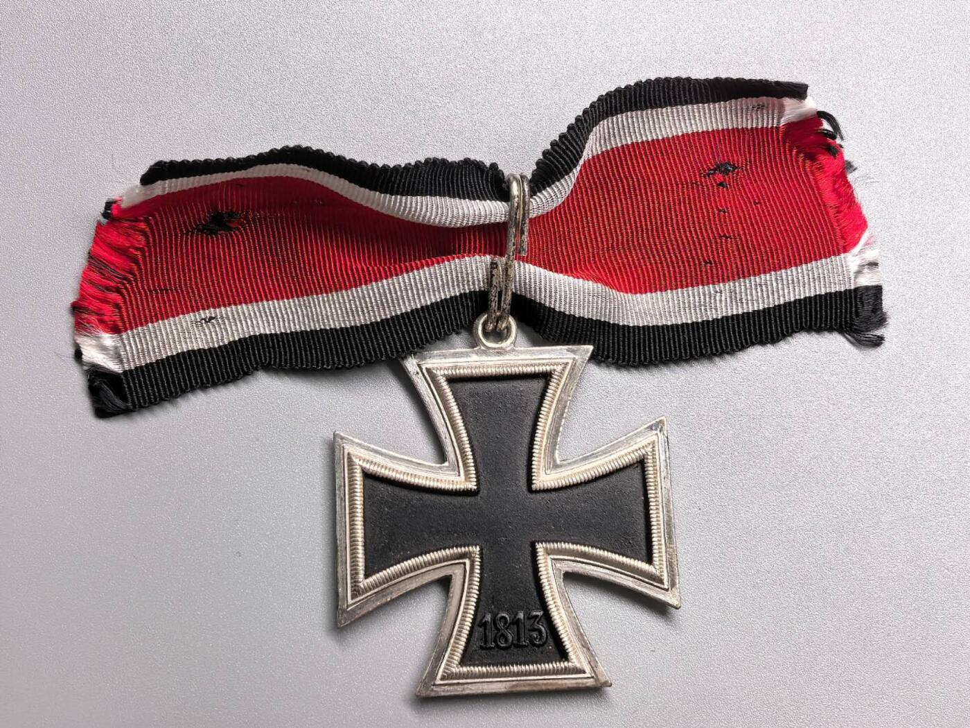 小驴勋章奖章收藏1月31日周六晚六点拍卖（珍爱和平，收藏战争，铭记历史，勿忘国耻，忠党爱国。有偿代拍，送拍规则在简介最后，参拍须阅读规则后再参拍，关系到运费包装发货时效真假辨别等关键信息，拍卖时不再发原图，看大图店主微信码在拍卖店铺介绍里） 战后RS厂造骑士铁十字勋章，铁质核心黑漆